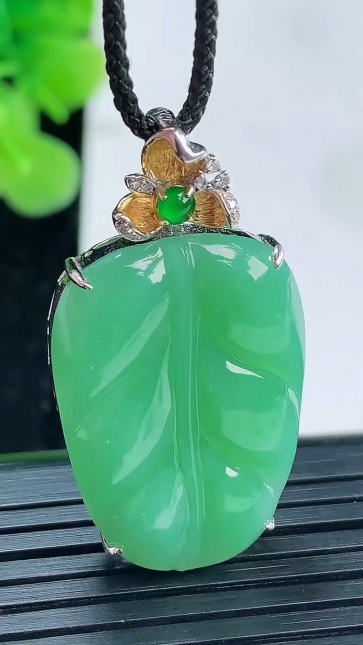 天然A货翡翠金枝玉叶 叶子吊坠尺寸35.4-18.7-6.9重量:7.03g
3月31日