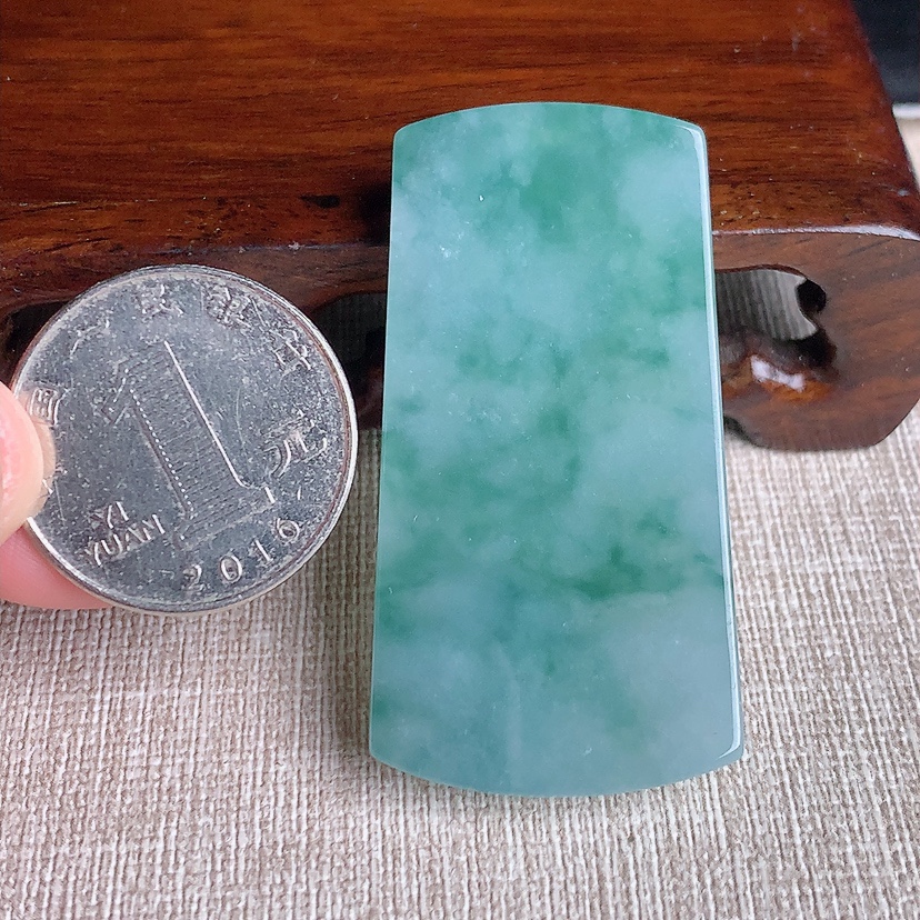 天然A货翡翠飘花无事牌吊坠 
尺寸50.5-26.3-5.8mm 重量23.88g 0329