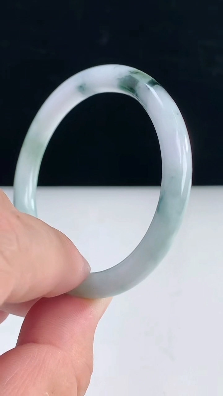 圈口53-54翡翠a货飘圆条手镯尺寸53.2-46.8-6.4-6.3重:19.28g 2363月31日