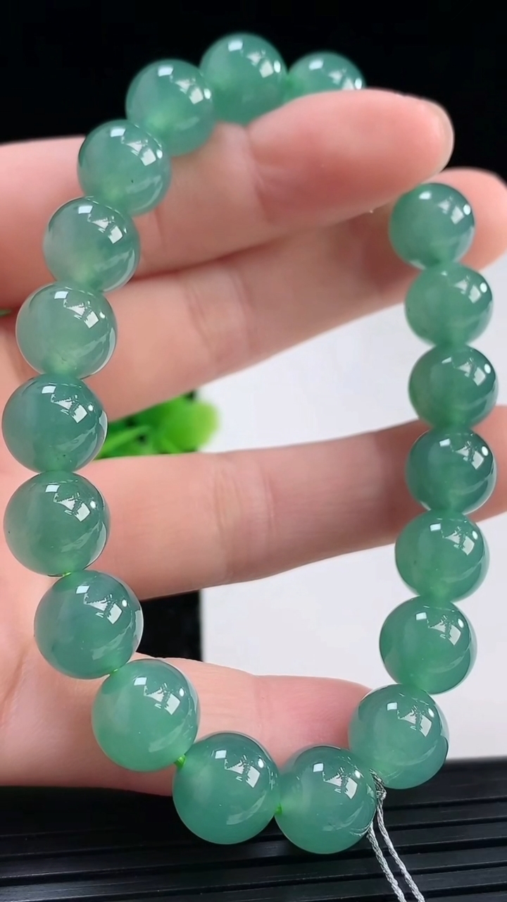 天然A货翡翠蓝水圆珠手串尺寸9.8-20颗重量:33.09g3月31日
工厂直销收藏佳品,种好水足，