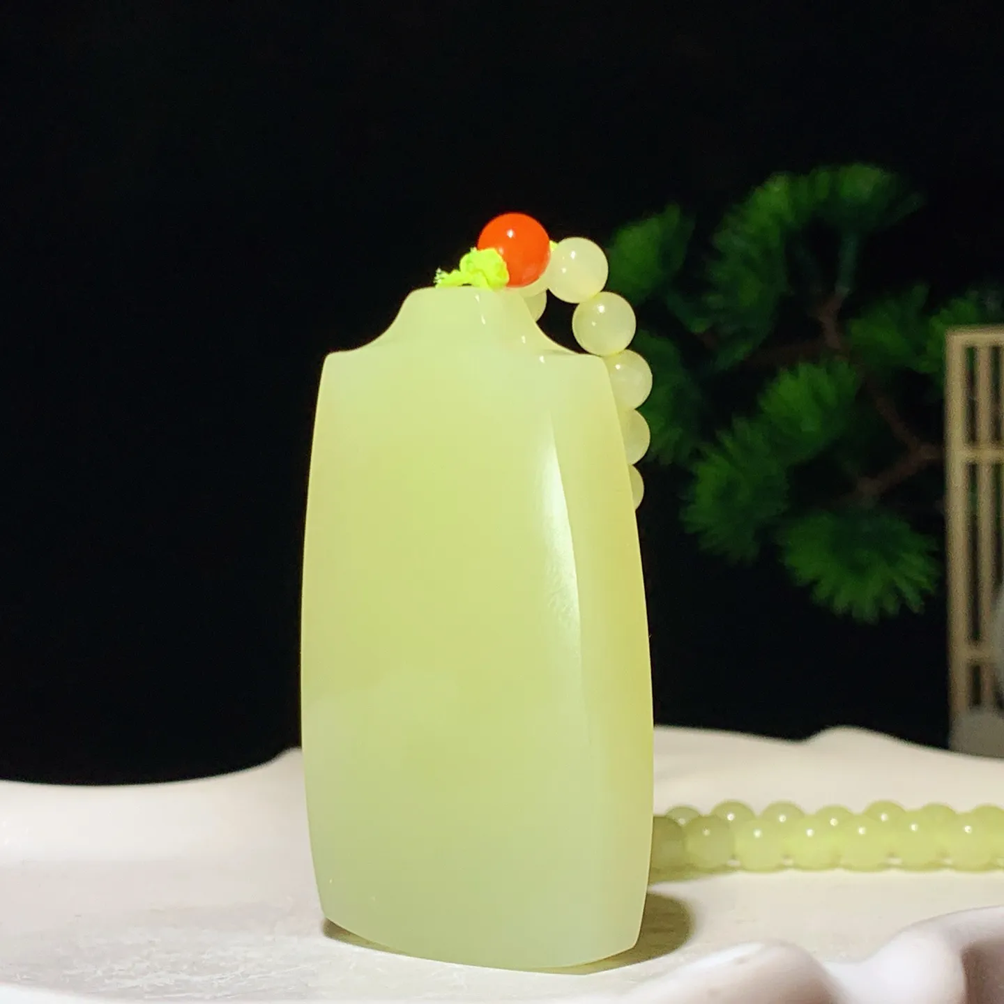 和田玉若羌黄玉口料平安无事牌子挂件。尺寸52/30/12重68克。玉质细腻油润。手推出油。佩戴高端典雅。lt260227