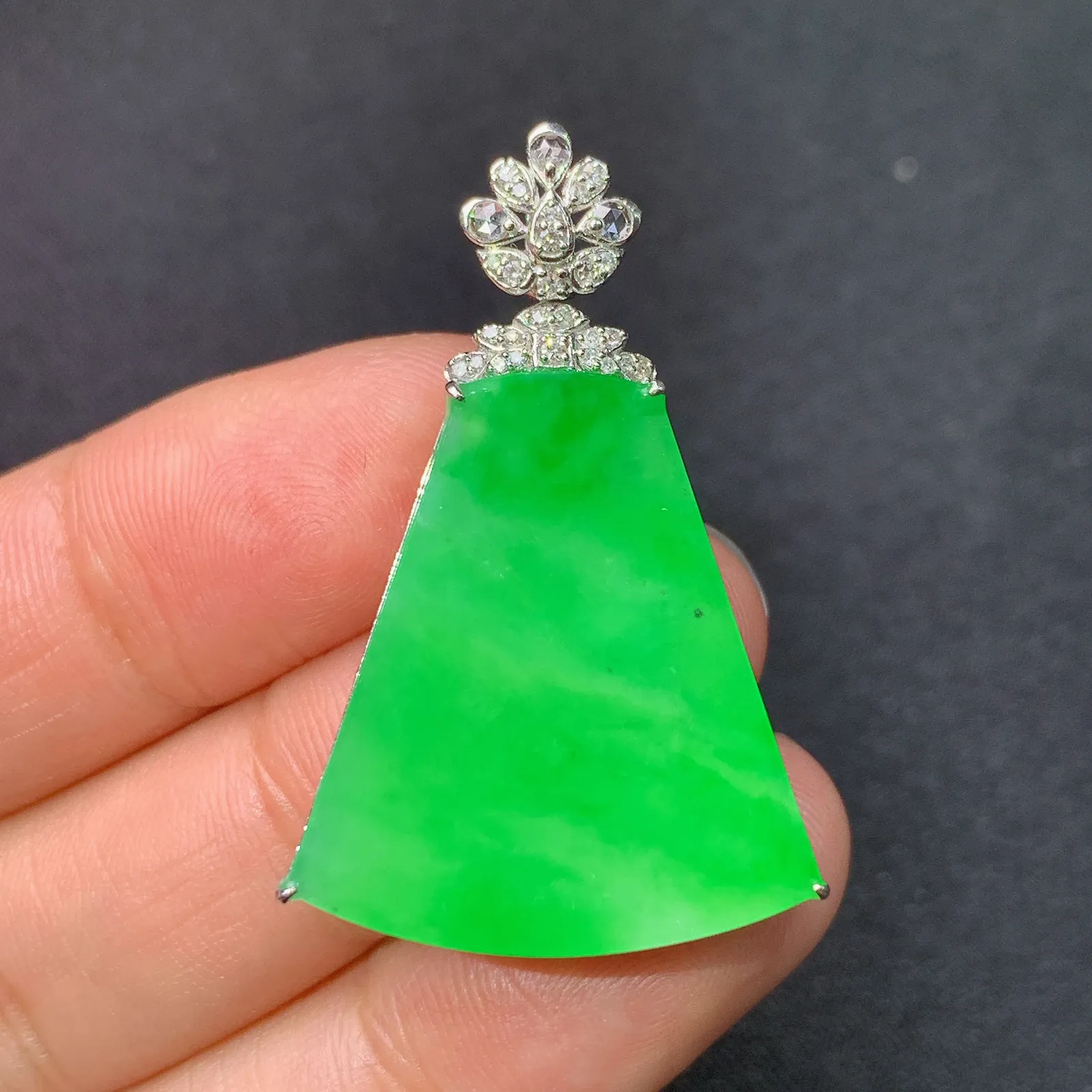 阳绿无事牌吊坠，18k金钻镶嵌，冰润色阳，玉质细腻，种水足，Kf整体尺寸36.5*23.9*6