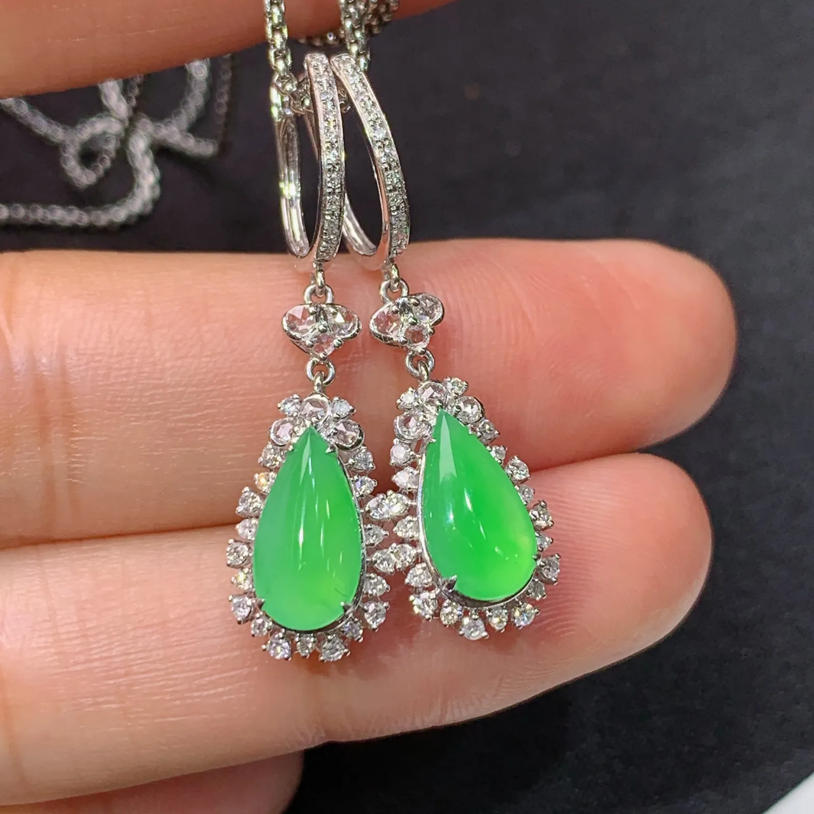 冰阳绿水滴耳坠，18k金钻镶嵌，款式新颖，冰润色阳，种水足，Ych取一裸石尺寸10.1*5.1*2