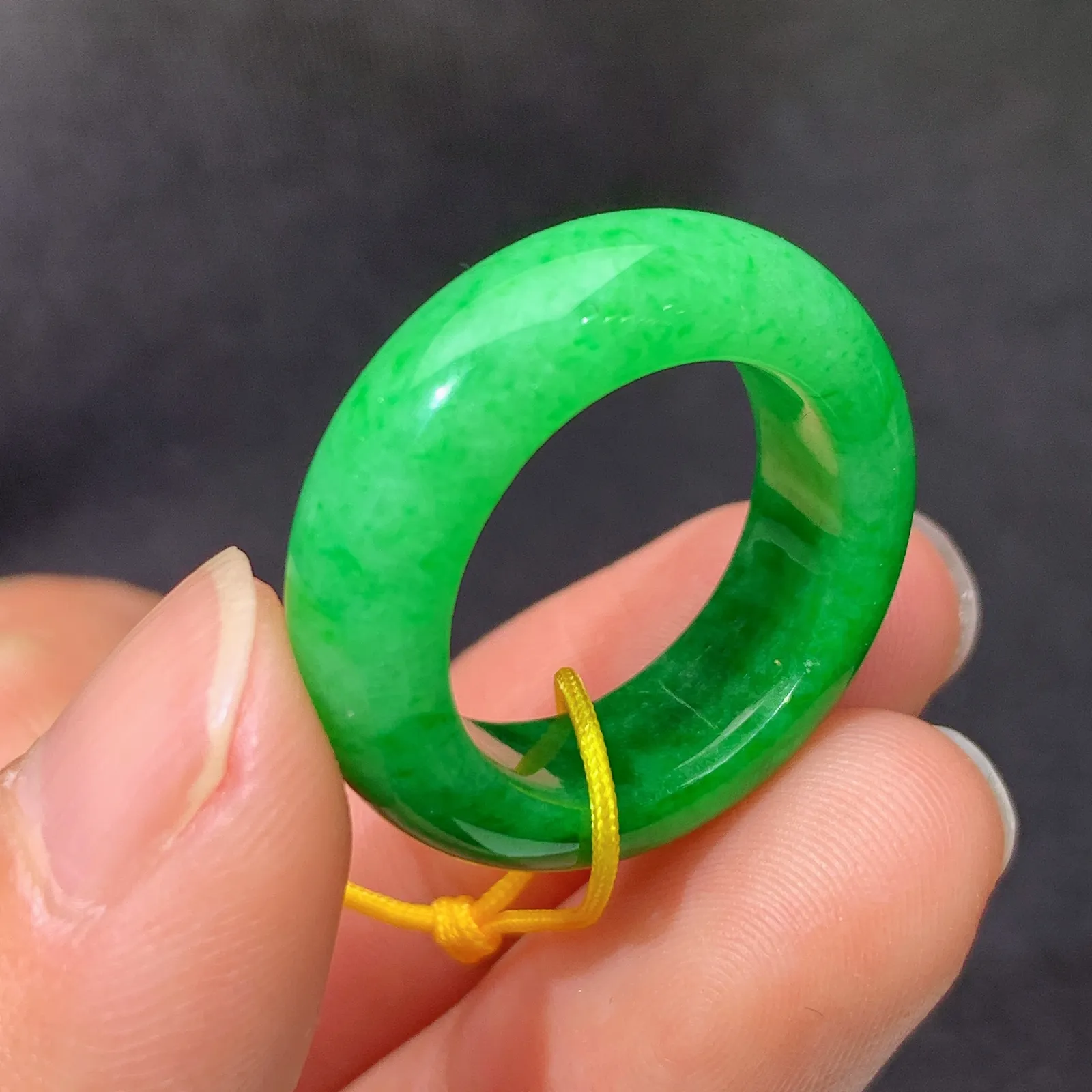 阳绿戒圈，指环，高贵色阳，玉质细腻，Xu圈口12尺寸宽6.8厚4.2