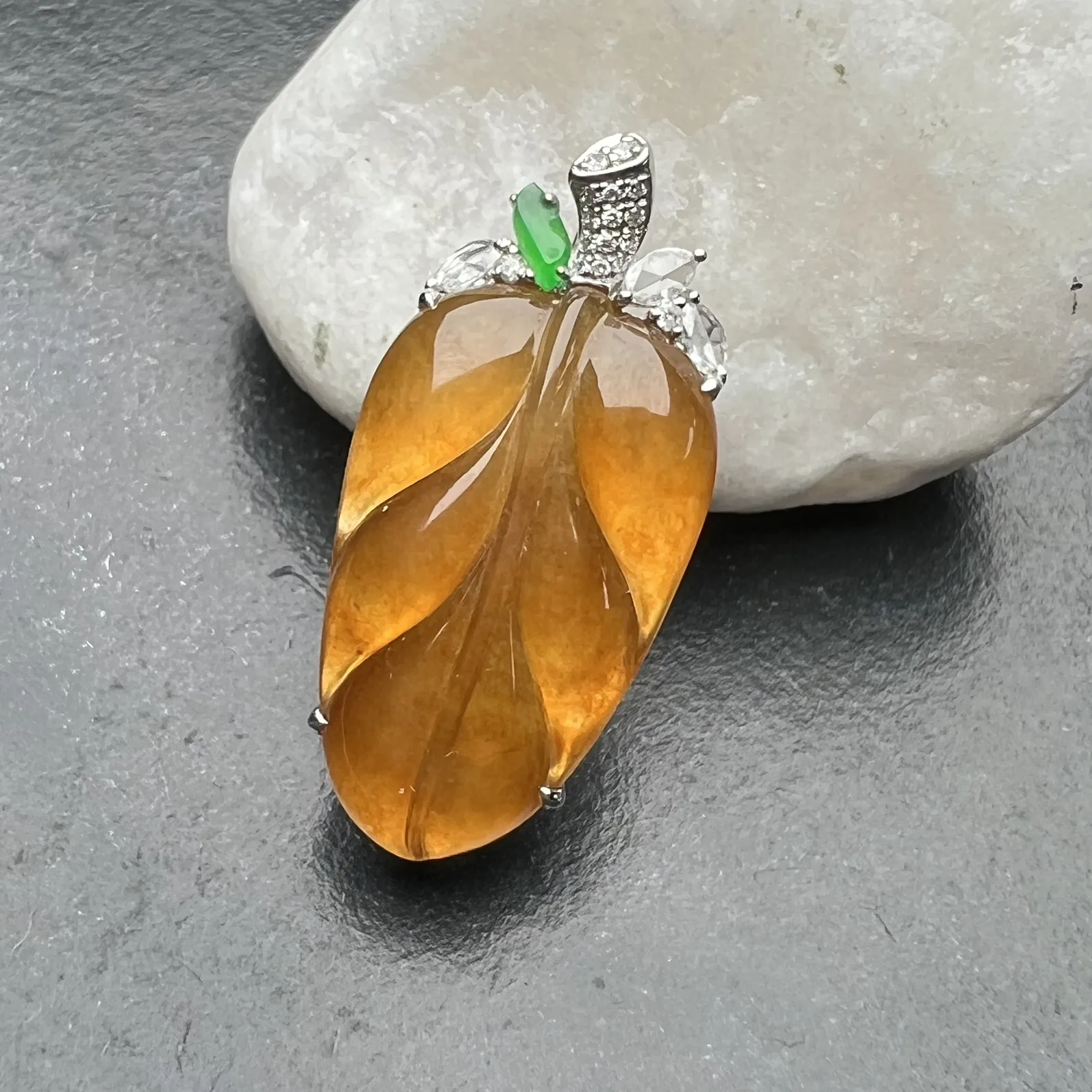 冰黄树叶，金枝玉叶具像化，种好光度足，品质佳。裸石尺寸：22.3-13.5-3.4mm。