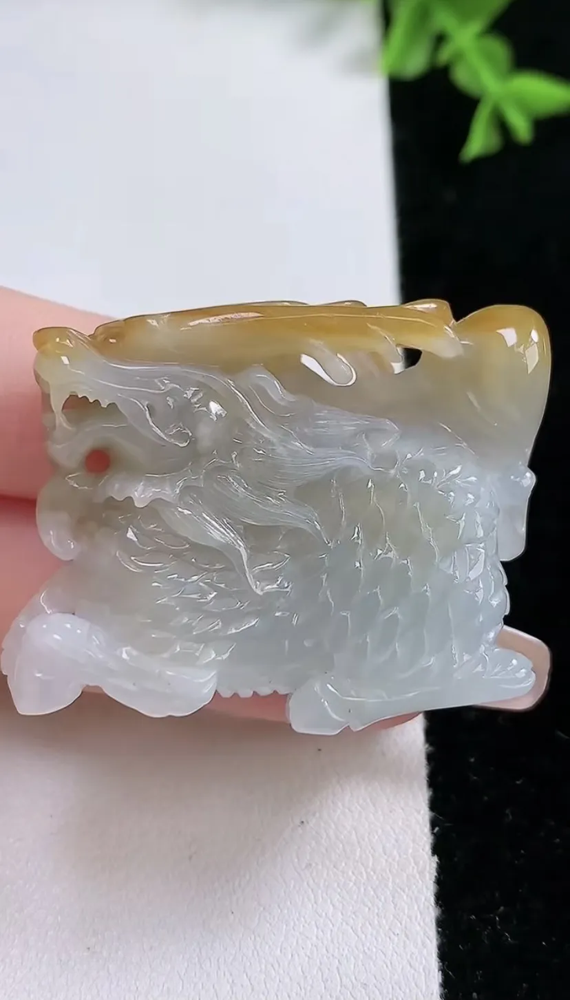 翡翠a货飘黄翡貔貅吊坠，尺寸40-32-9，重:23.99g