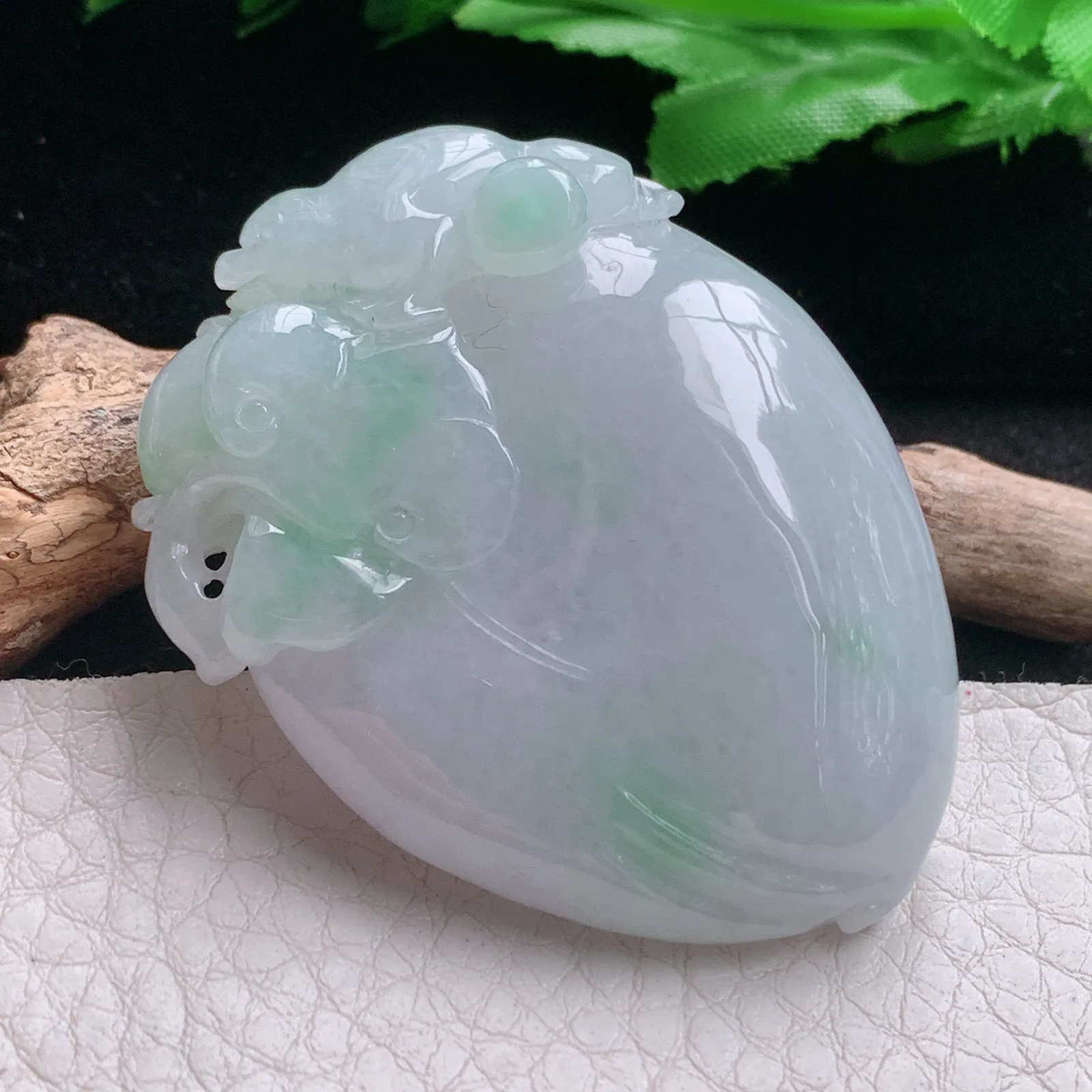 zen自然光51*38.5*13天然缅甸翡翠A货饱满飘绿寿桃 福瓜玉吊坠