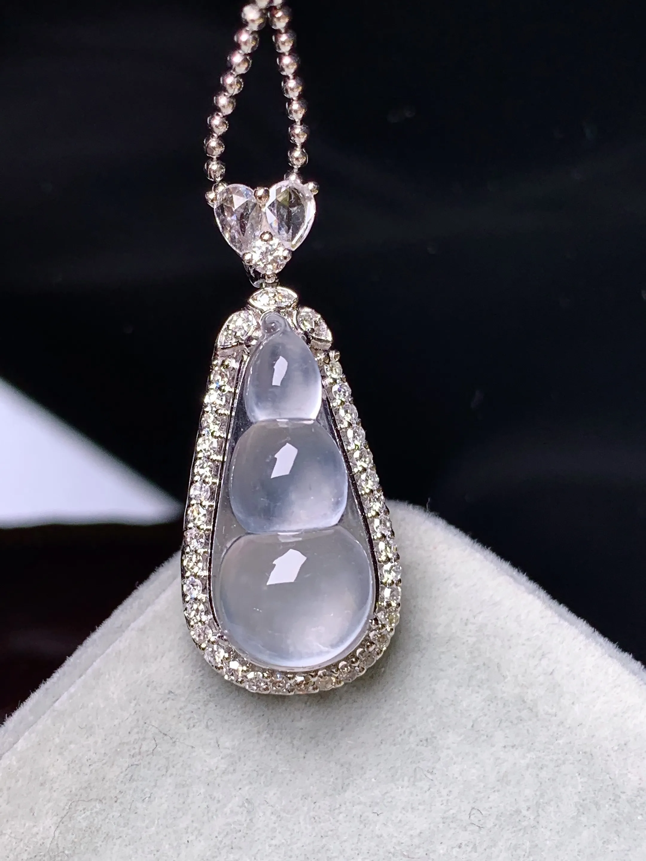 18k金钻镶嵌冰种四季豆吊坠 玉质细腻 水润亮眼 整体尺寸27.8*12*9.6