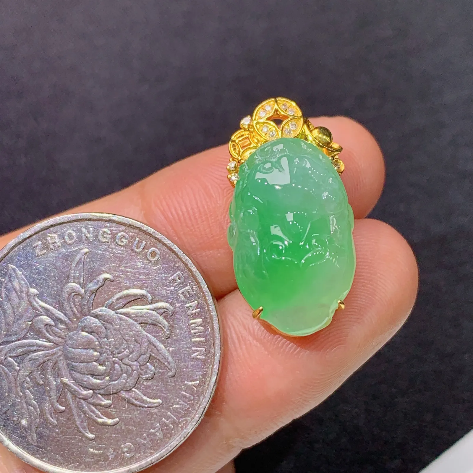 冰飘绿貔貅吊坠，18k金钻镶嵌，冰润色阳，玉质细腻，种水足，Sk整体尺寸21.6*11.3*8.5