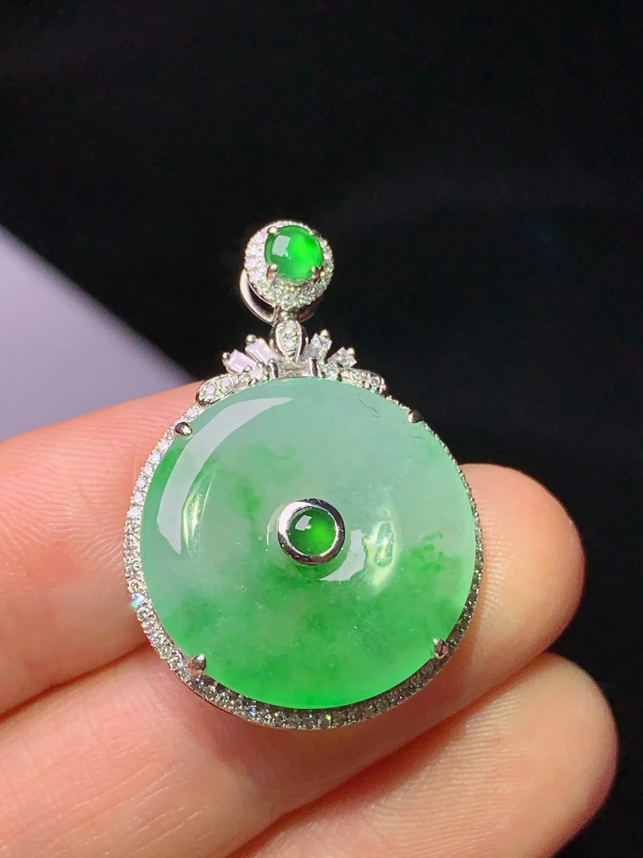 18k金钻镶嵌飘绿平安扣吊坠 玉质细腻 水润亮眼 整体尺寸29.2*20.3*6.2