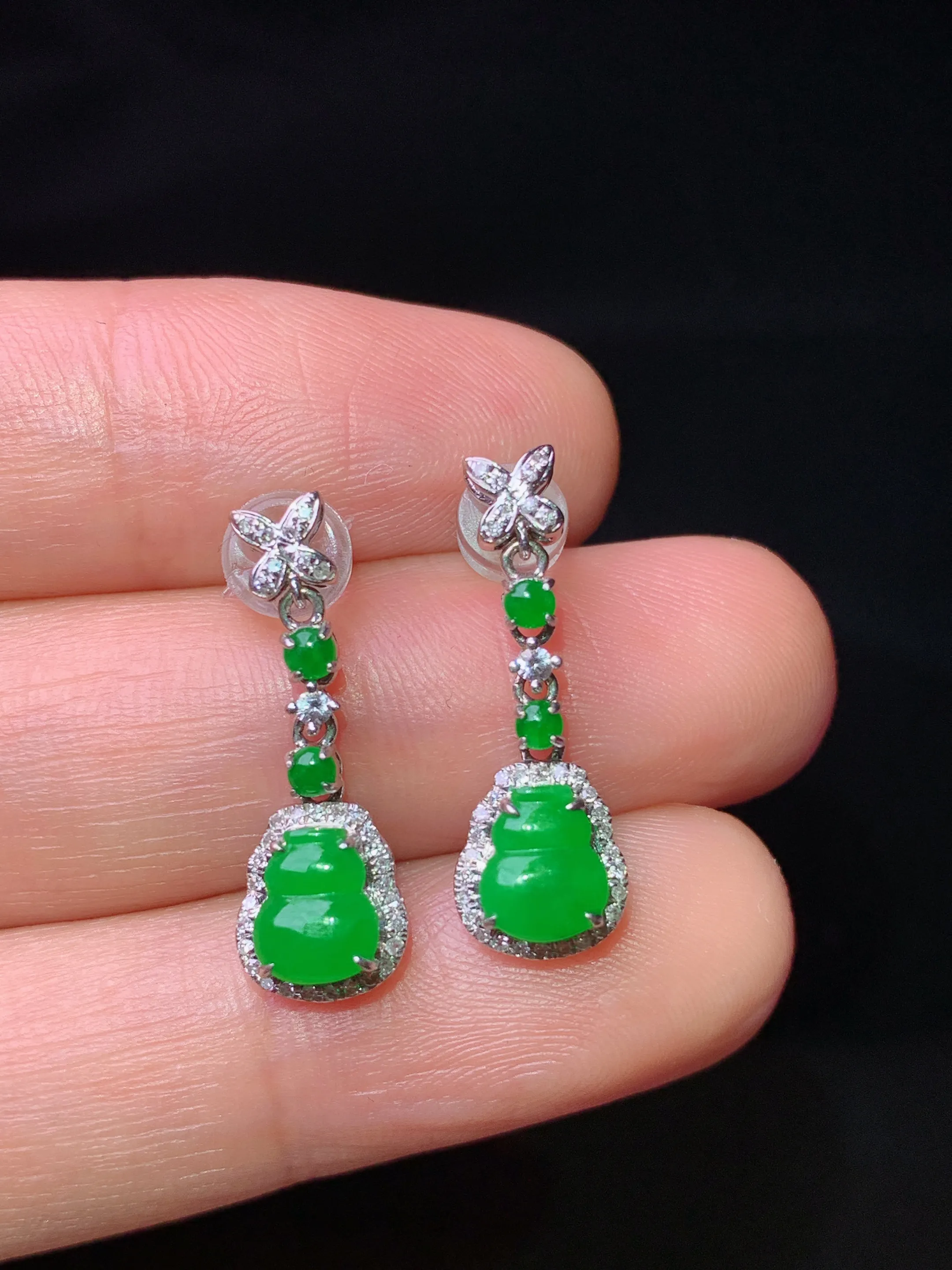 18k金钻镶嵌满绿葫芦耳坠 玉质细腻 水润亮眼 整体尺寸21.2*7.3*4.6