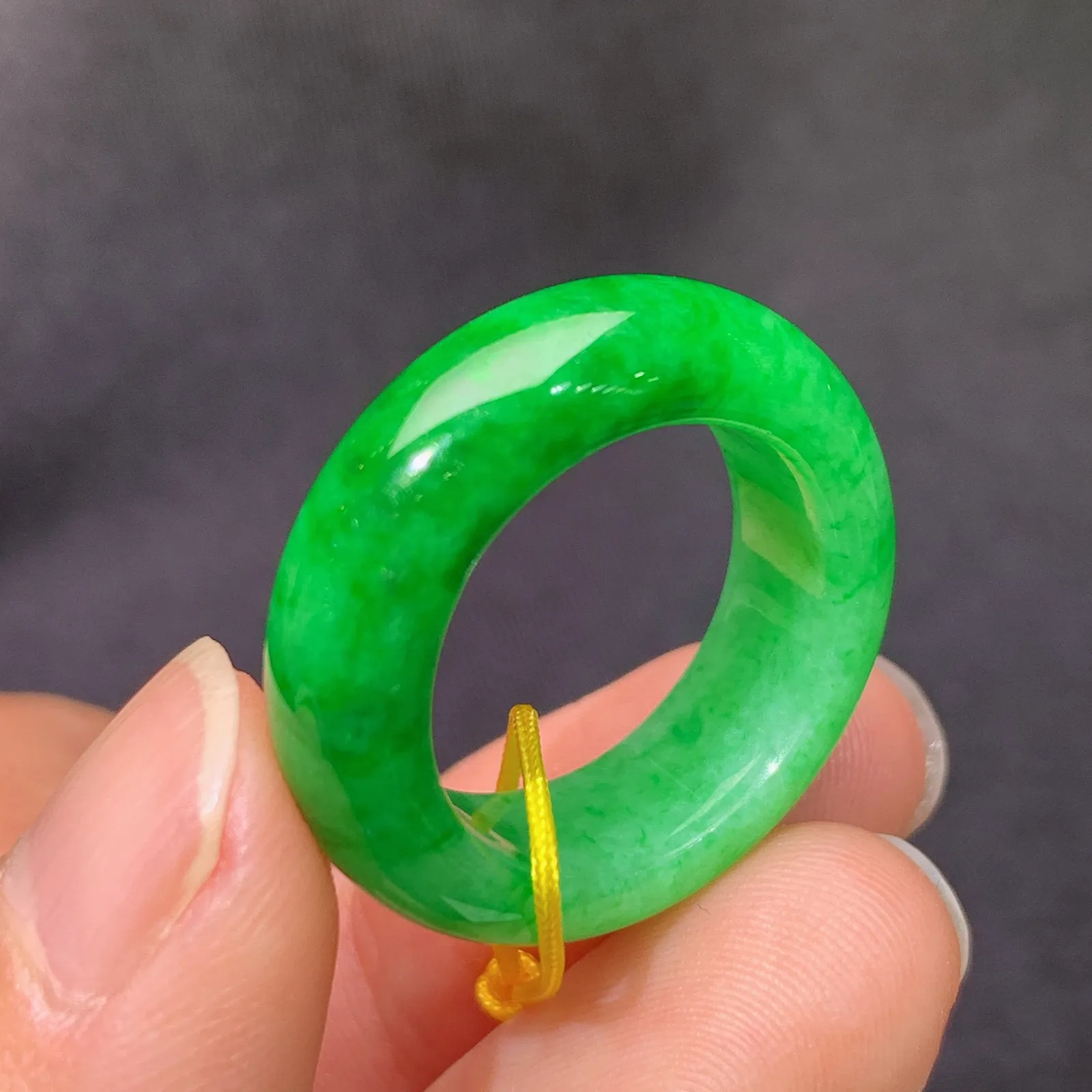 阳绿戒圈，指环，高贵色阳，玉质细腻，Xu圈口12尺寸宽6.8厚4.2