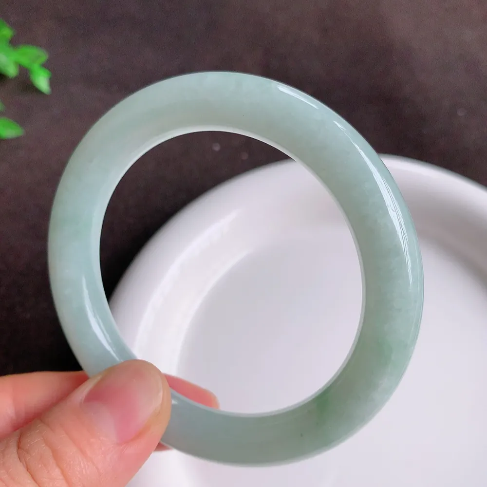 缅甸飘花翡翠圆条手镯55mm  冰润飘花圆条翡翠手镯，玉质细腻水润，色泽清秀亮丽，飘花灵动  上手高贵典雅，W922.27  尺寸：55-10mm