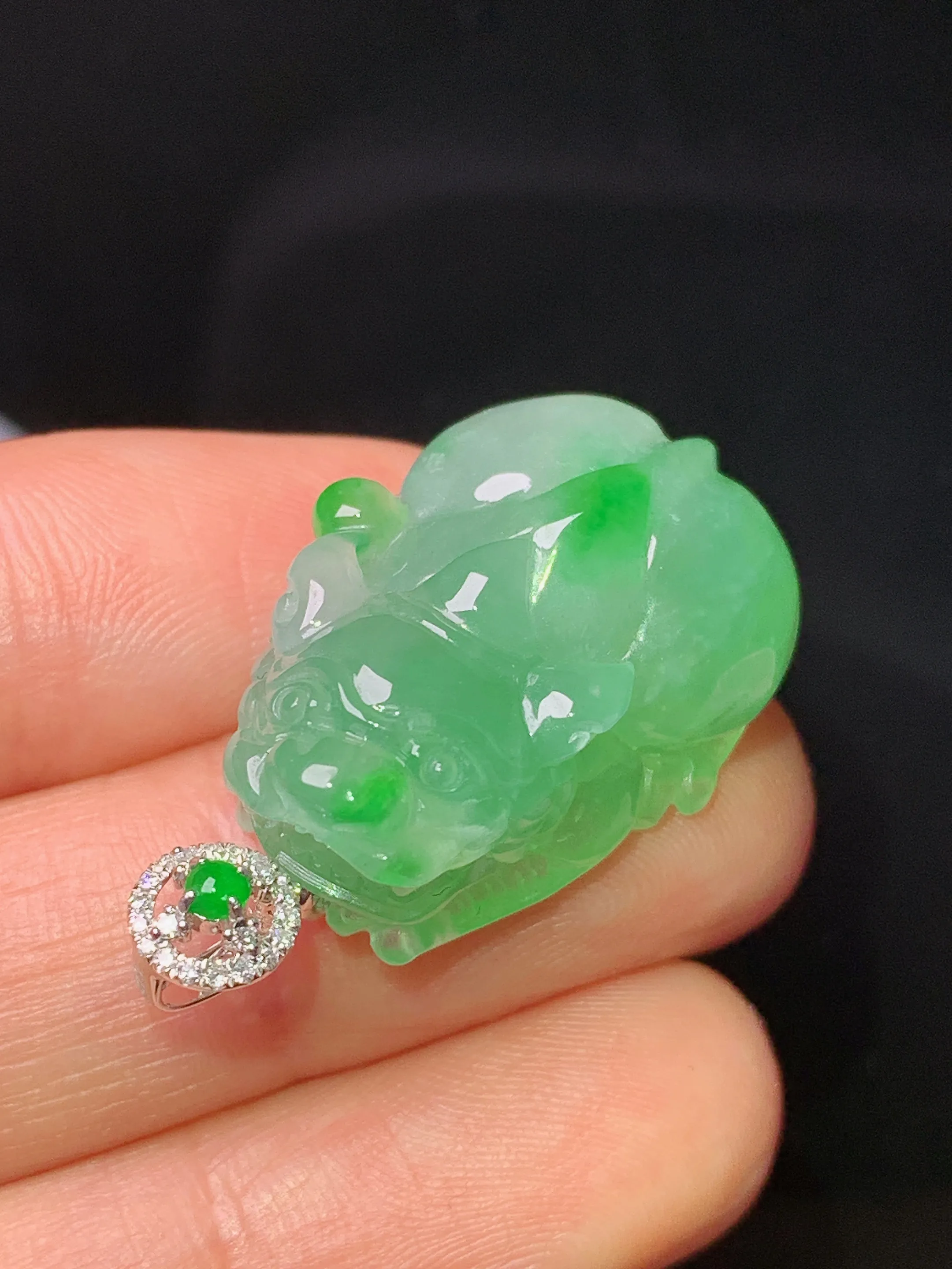 18k金钻镶嵌翠绿貔貅吊坠 玉质细腻 水润亮眼 整体尺寸31.2*16.7*10.7