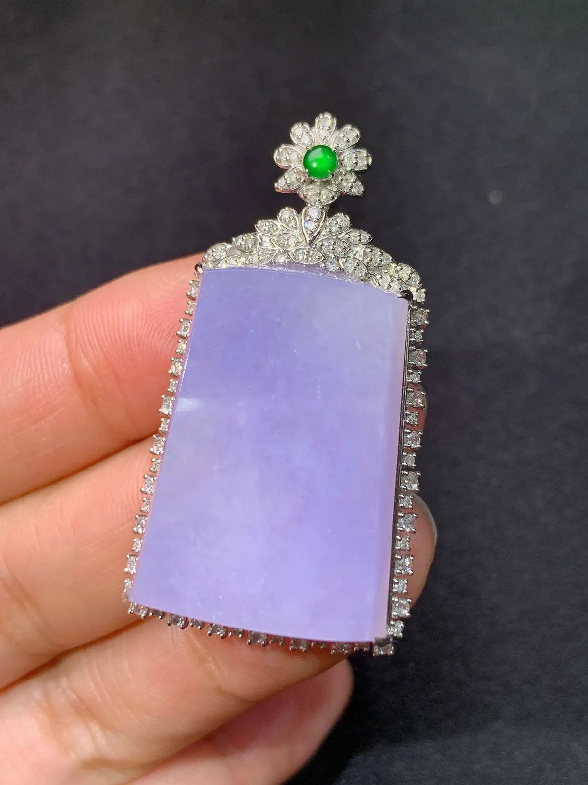 紫罗兰无事牌吊坠，18k金钻镶嵌，水润鲜艳，玉质细腻，Kf整体尺寸45*24.1*10.8