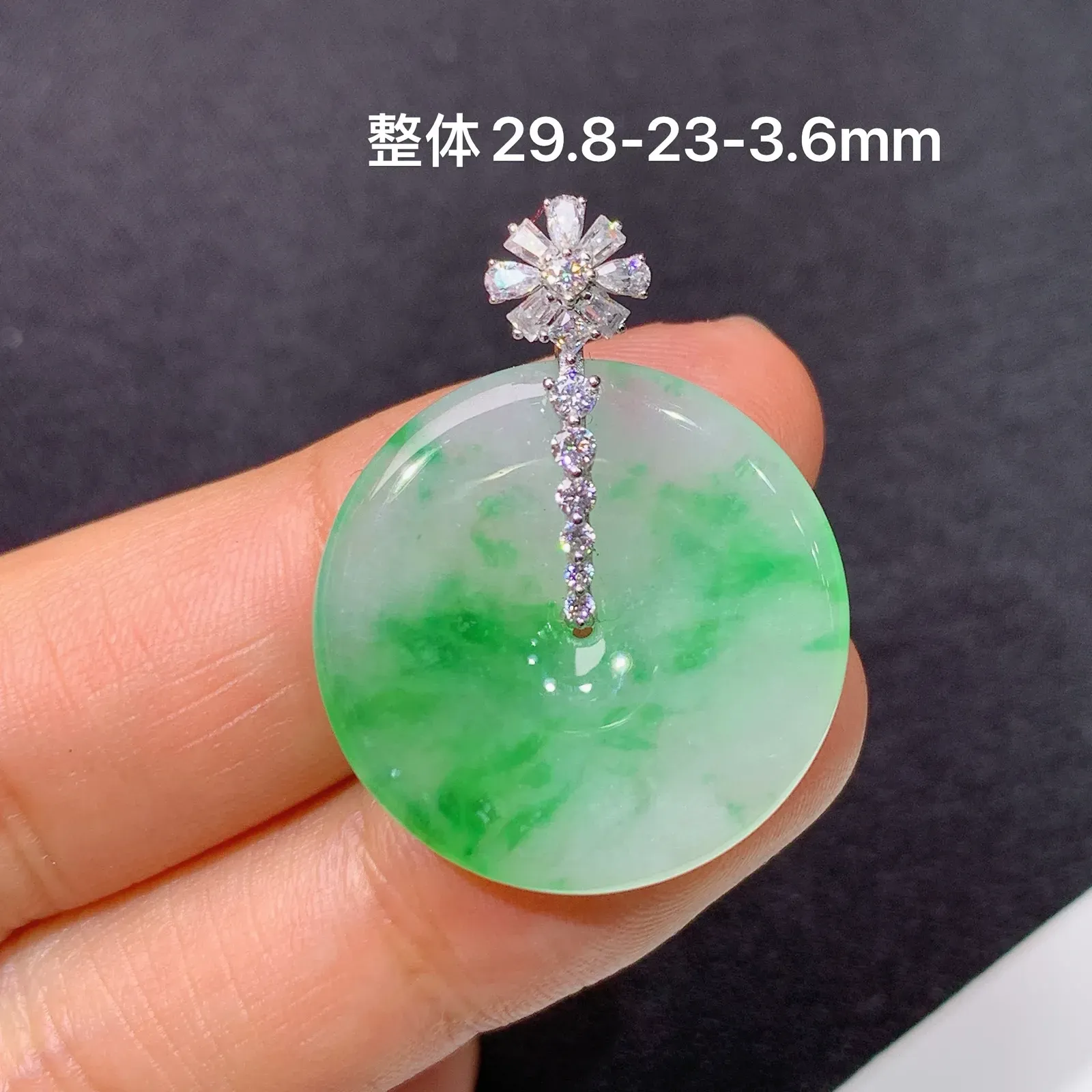冰飘绿平安扣吊坠，18k金钻镶嵌，冰润色阳，玉质细腻，种水足 Sk整体尺寸29.8*23*3.6