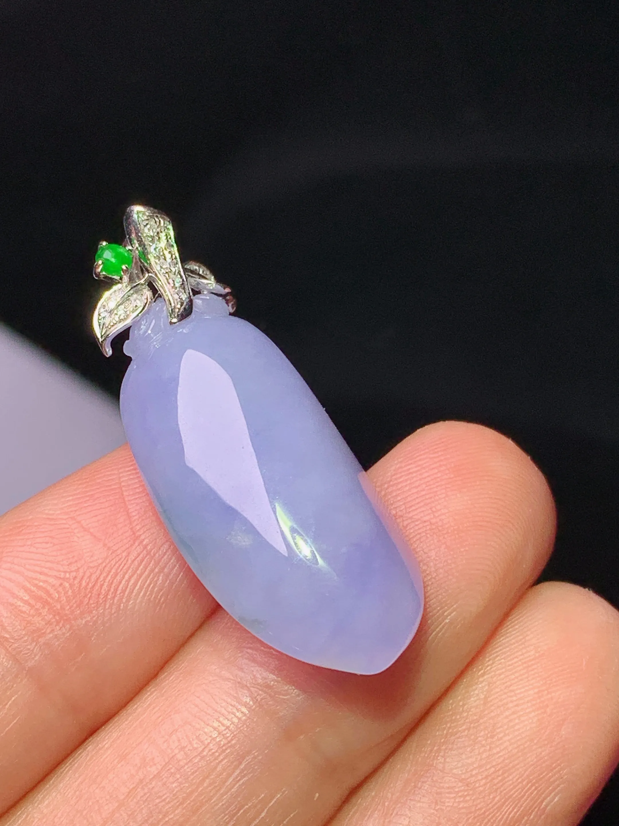 18k金钻镶嵌紫罗兰福瓜吊坠 玉质细腻 水润亮眼 整体尺寸33.2*13.8*8.7