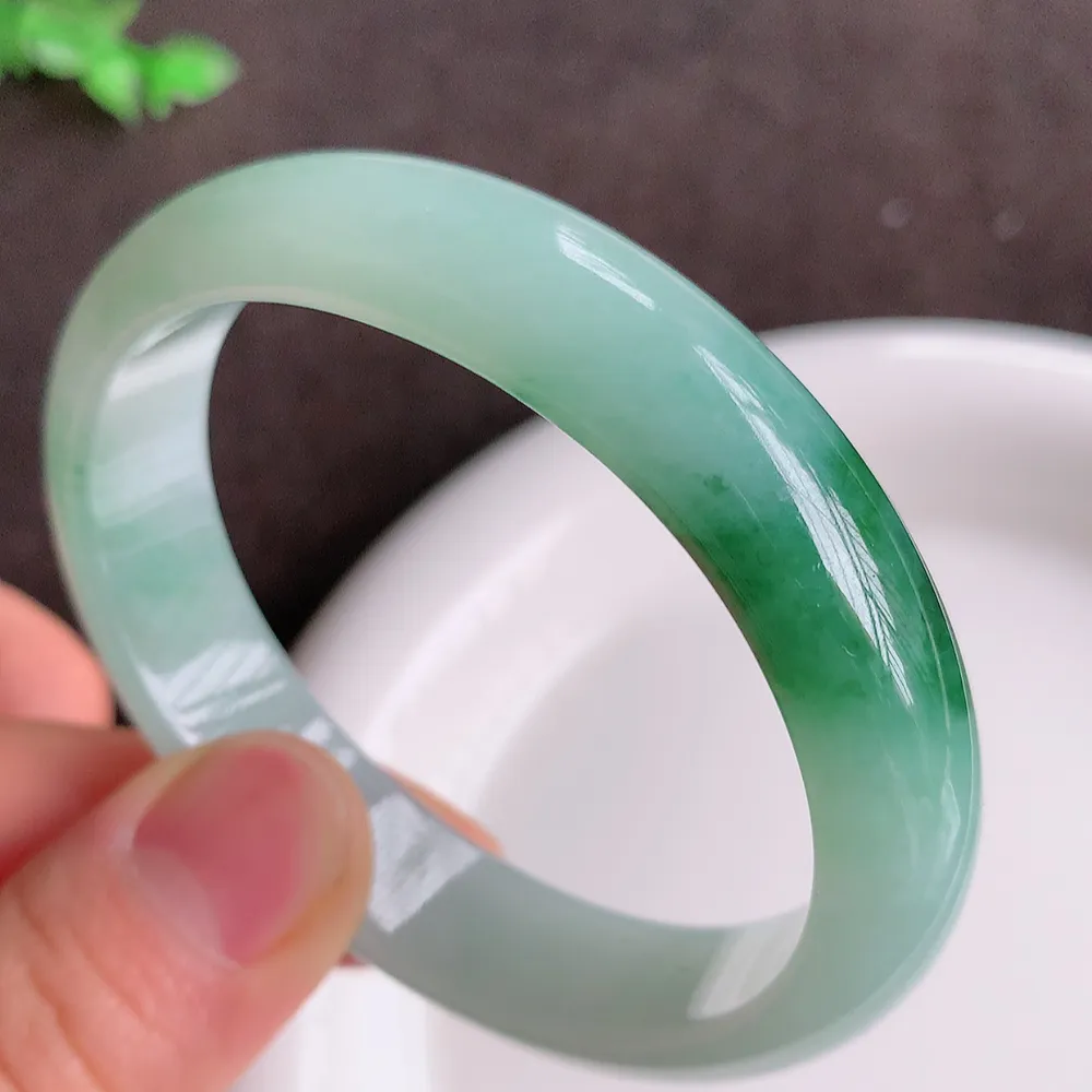 缅甸翡翠贵妃手镯54-55mm，冰润飘花贵妃翡翠手镯，玉质细腻水润，色泽清秀亮丽，老种飘绿  上手高贵典雅，W922.27 尺寸：54.5-46.5-12-6.8mm
