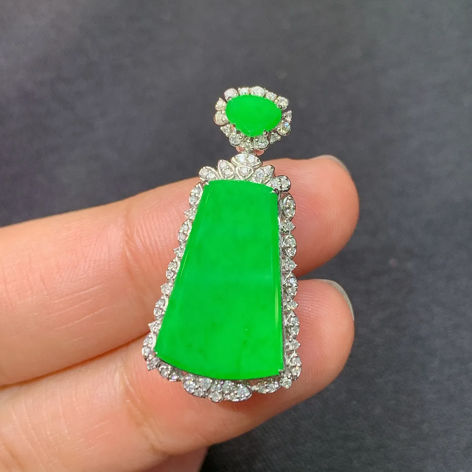 阳绿无事牌吊坠，18k金钻镶嵌，冰润色阳，玉质细腻，Yt整体尺寸30*14.8*7