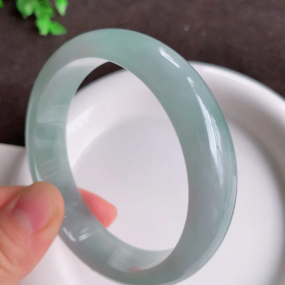 自然光实拍！大圈口59mm老坑胶感宽边手镯 种水足 玉质细腻莹润，胶感足 花式飘逸灵动 镯形厚装大气  ，佩戴清秀！W864.27  尺寸:59-14.8-7.8mm