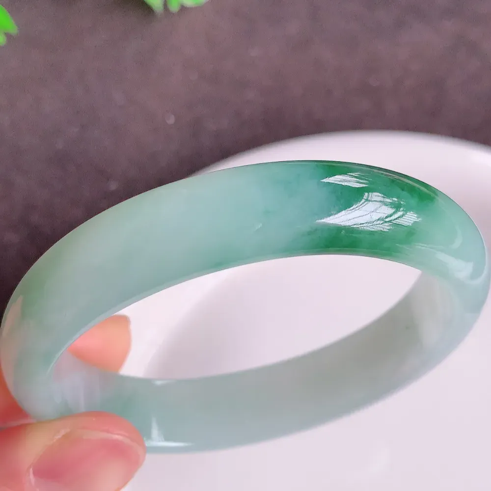 缅甸翡翠贵妃手镯54-55mm，冰润飘花贵妃翡翠手镯，玉质细腻水润，色泽清秀亮丽，老种飘绿  上手高贵典雅，W922.27 尺寸：54.5-46.5-12-6.8mm