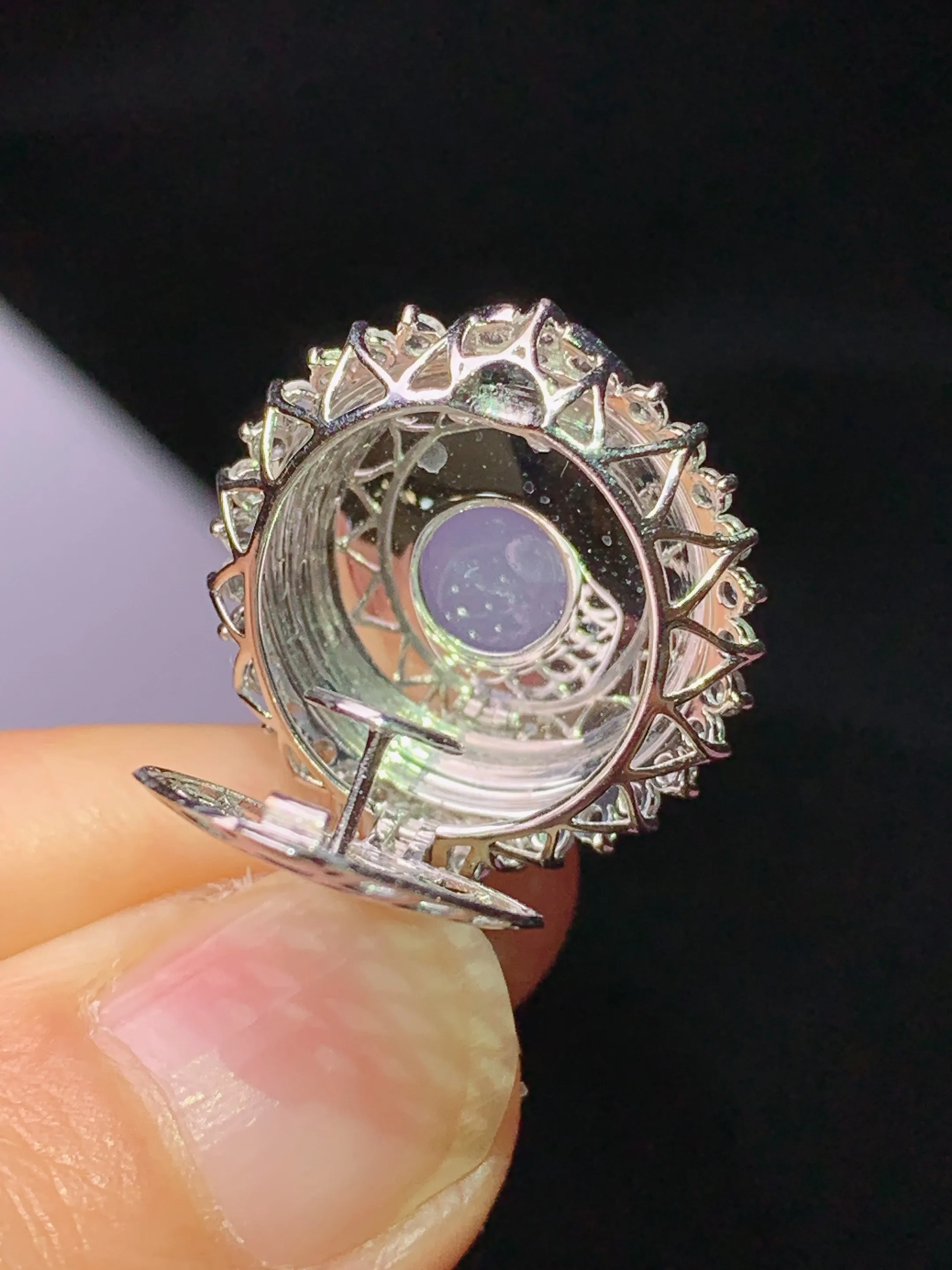 18k金钻镶嵌紫罗兰蛋面吊坠 玉质细腻 水润亮眼 整体尺寸29.2*19.8*13