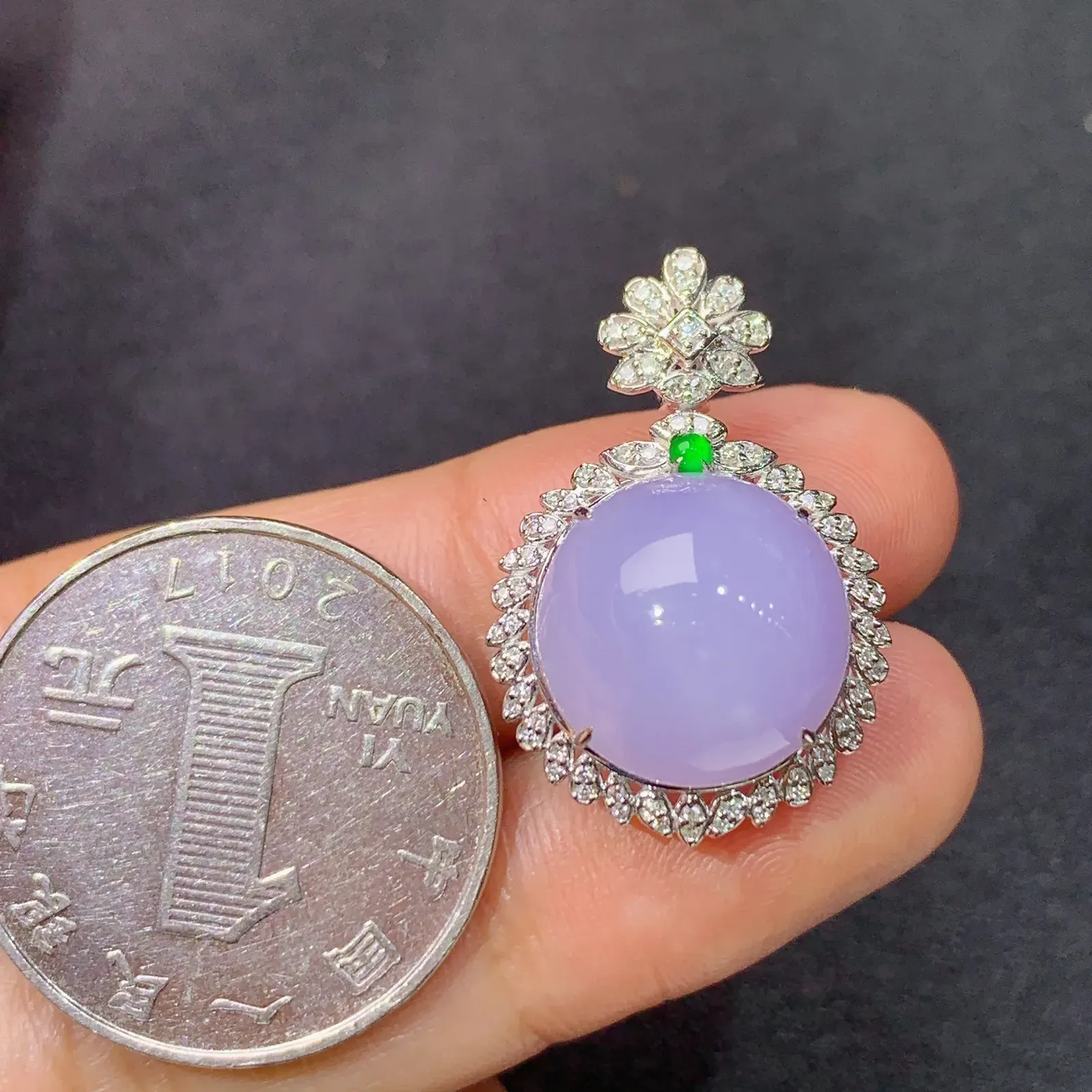 紫罗兰蛋面吊坠，18k金钻镶嵌，颜色鲜艳，温润细腻，Yt整体尺寸26.3*17.4*11.3