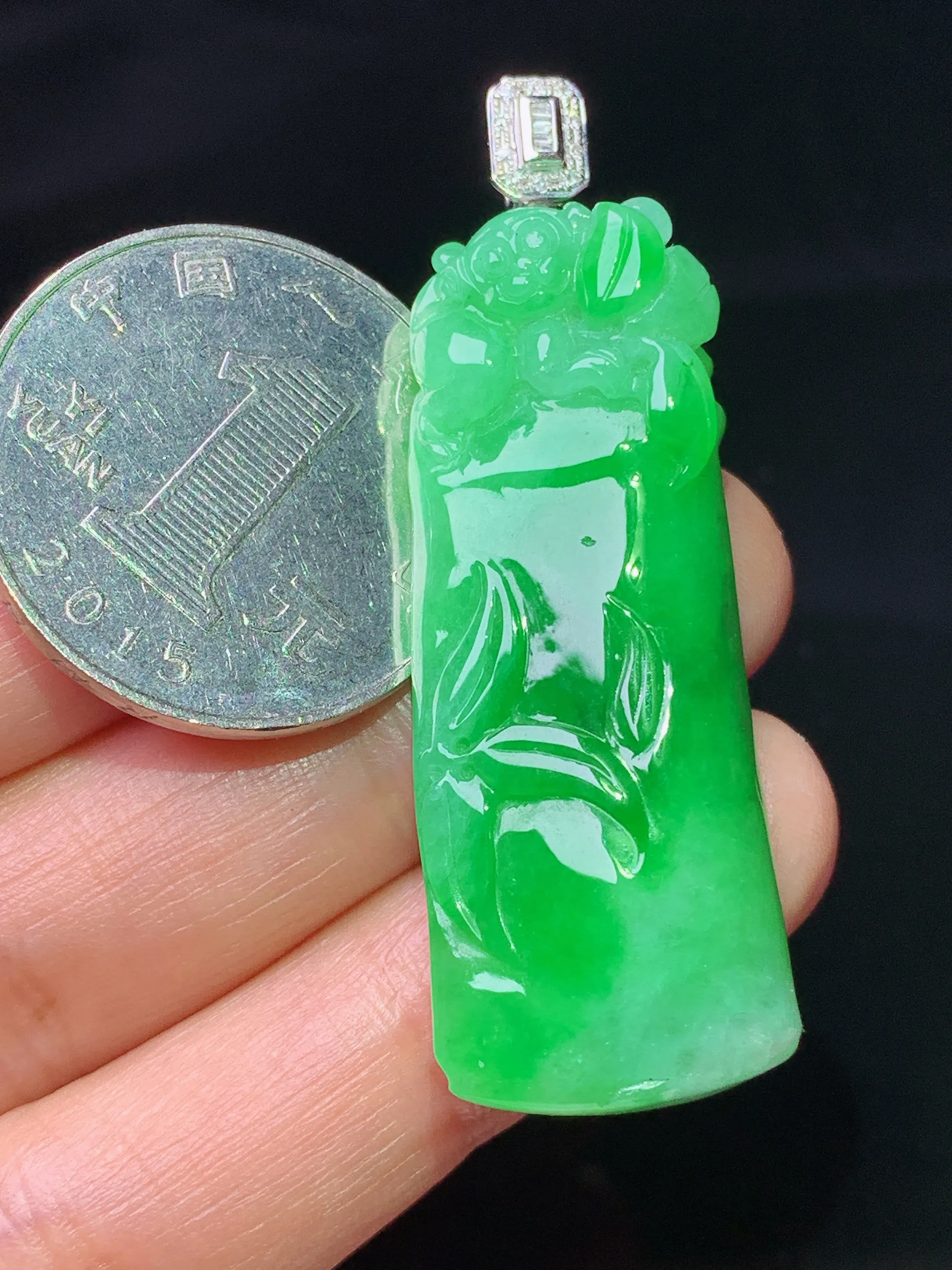 18k金钻镶嵌翠绿竹节吊坠 玉质细腻 水润亮眼 整体尺寸50*16.3*8.5