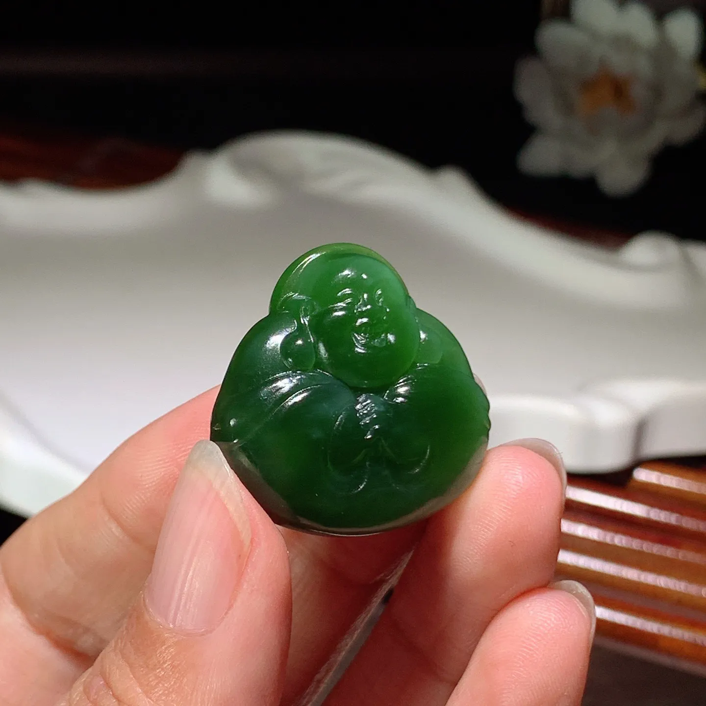 和田玉阳绿俄罗斯碧玉佛引福来挂件。尺寸28/27/9重11.5克。玉质细腻油润。手推出油。佩戴高端典雅。lt260227