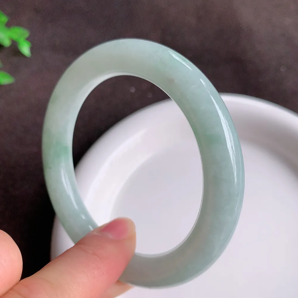 缅甸飘花翡翠圆条手镯55mm  冰润飘花圆条翡翠手镯，玉质细腻水润，色泽清秀亮丽，飘花灵动  上手高贵典雅，W922.27  尺寸：55-10mm