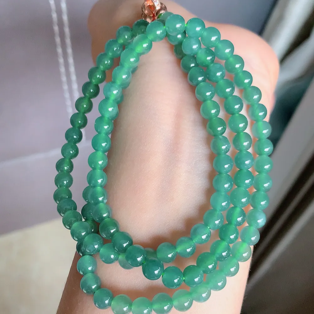 冰润翡翠圆珠项链，水水润润，珠圆玉润，颜色鲜艳，妙明清净，清秀高雅，佩戴效果优雅迷人！性价比超值 W