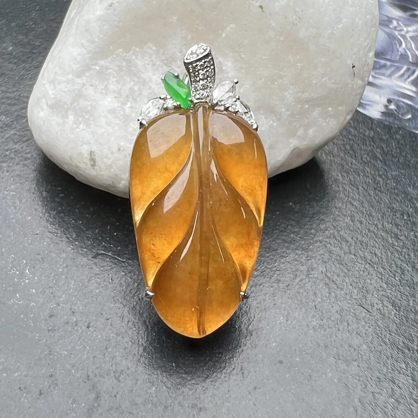 冰黄树叶，金枝玉叶具像化，种好光度足，品质佳。裸石尺寸：22.3-13.5-3.4mm。