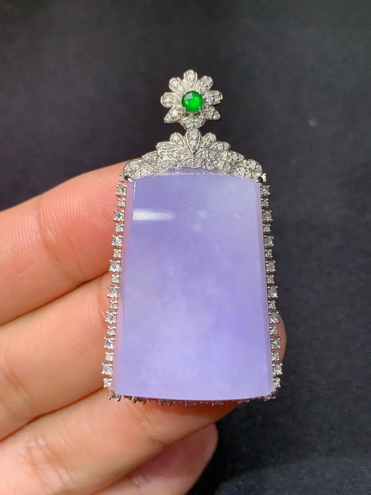 紫罗兰无事牌吊坠，18k金钻镶嵌，水润鲜艳，玉质细腻，Kf整体尺寸45*24.1*10.8