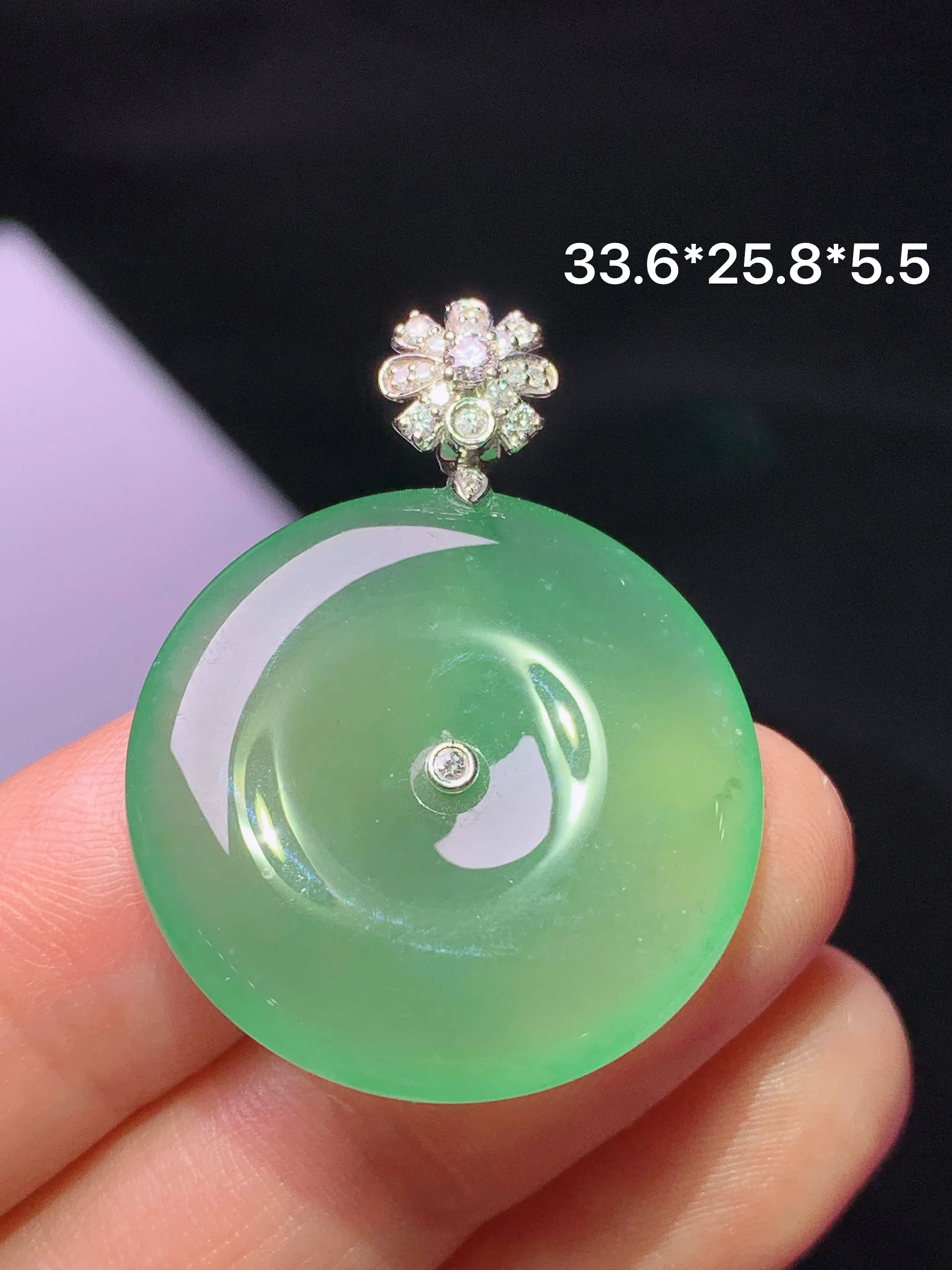 18k金钻镶嵌翠绿平安扣吊坠 玉质细腻 水润亮眼 整体尺寸33.6*25.8*5.5