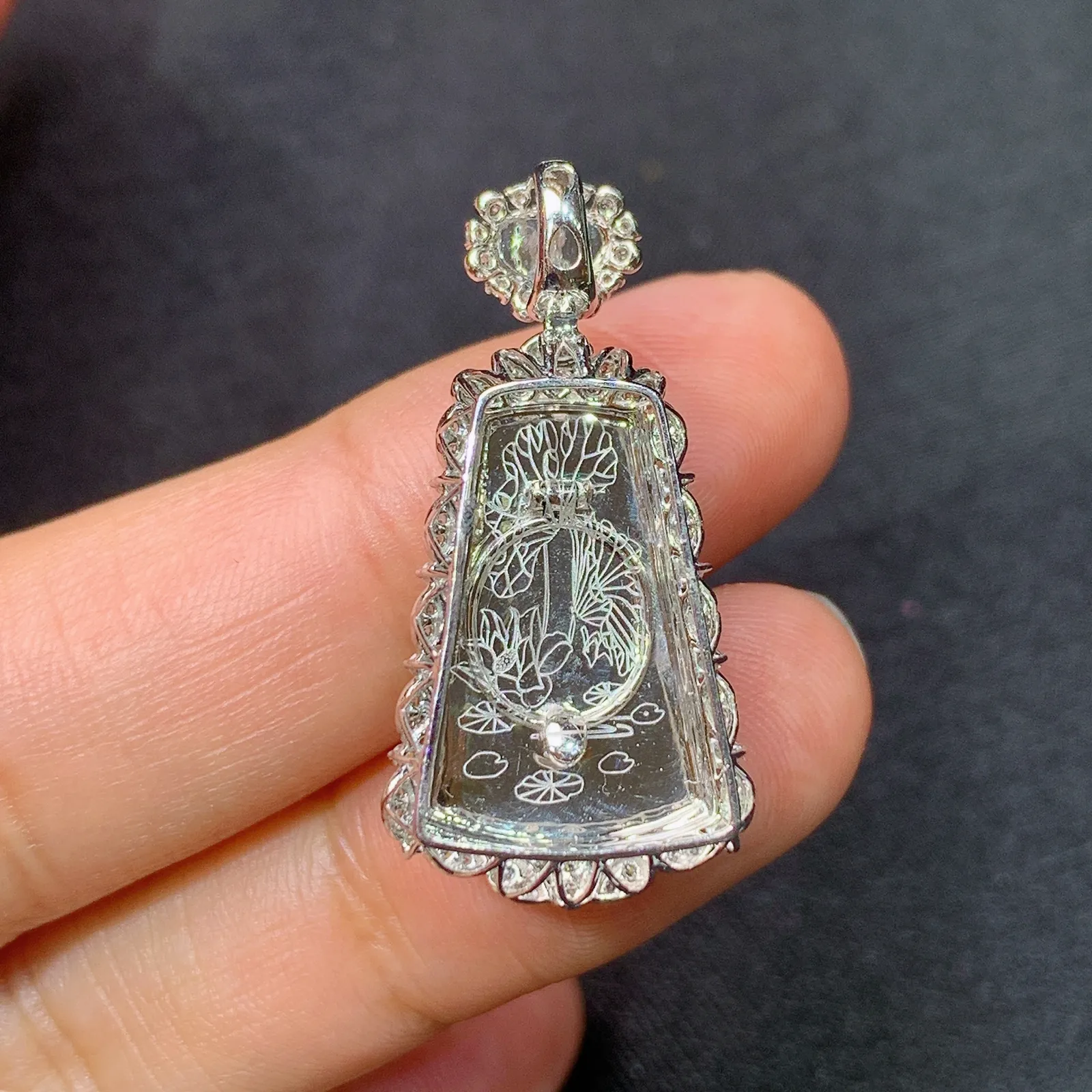 阳绿无事牌吊坠，18k金钻镶嵌，冰润色阳，玉质细腻，Yt整体尺寸30*14.8*7