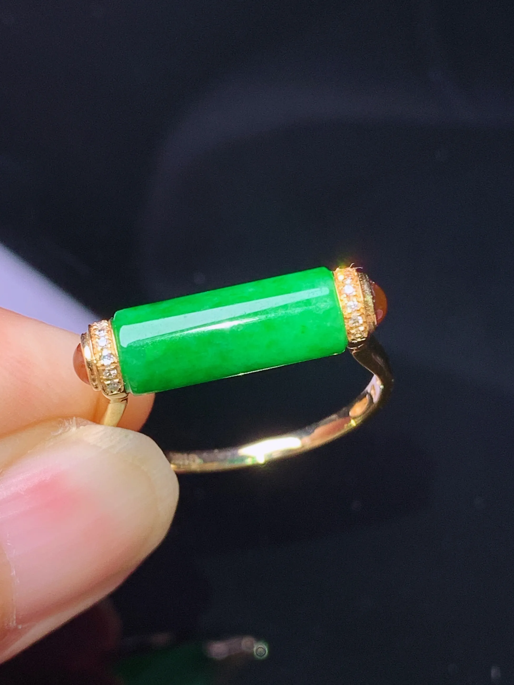 18k金钻镶嵌翠绿玉柱戒指 玉质细腻 水润亮眼 圈口14.5 整体尺寸12.5*5