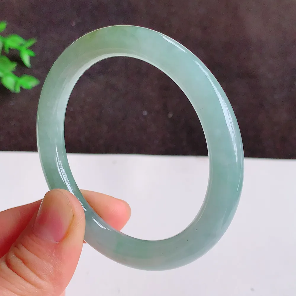 缅甸翡翠圆条手镯53mm  冰润飘花圆条翡翠手镯，玉质细腻水润，色泽清秀亮丽，飘花灵动  上手高贵典