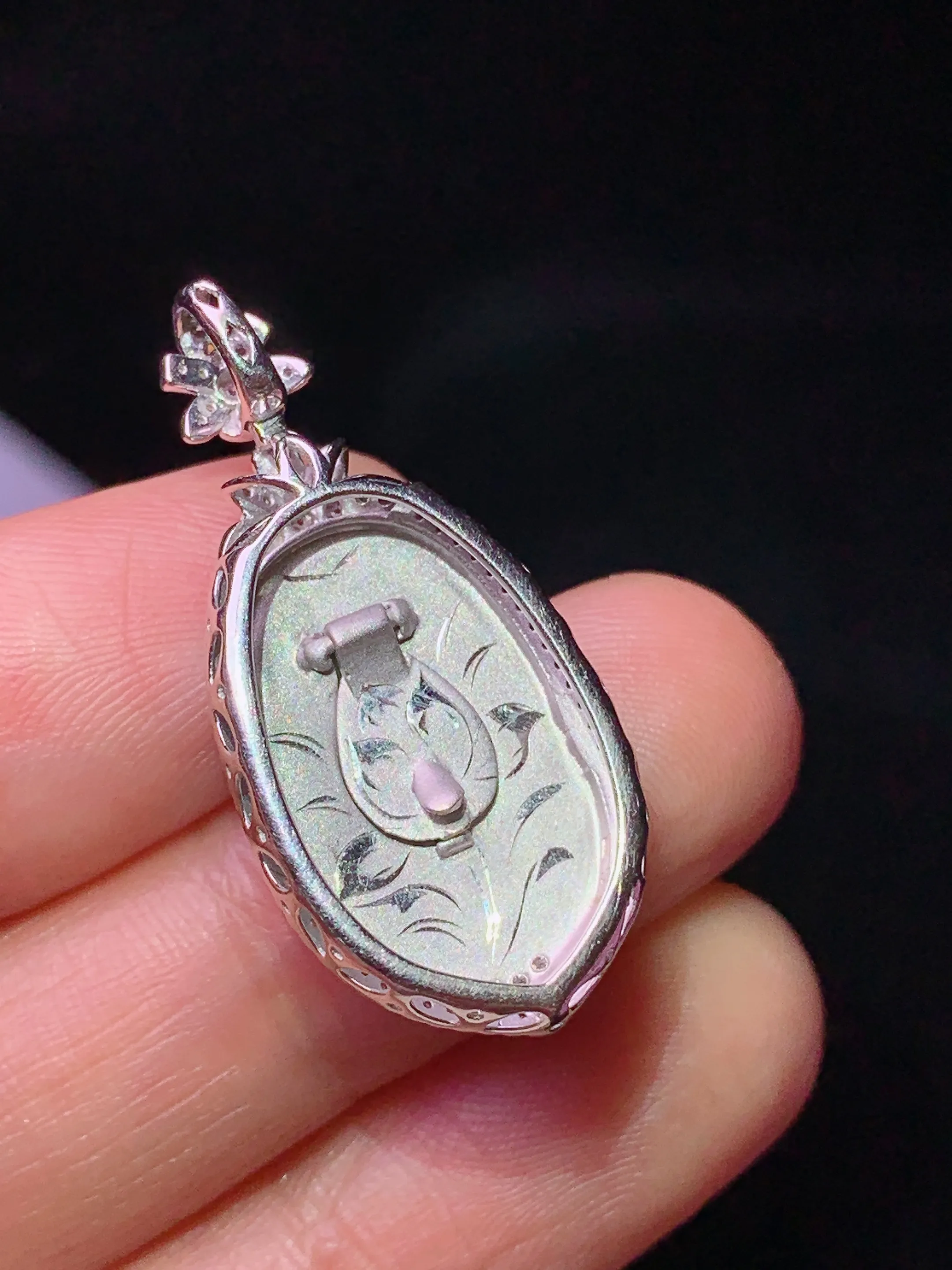 18k金钻镶嵌翠绿如意吊坠 玉质细腻 水润亮眼 整体尺寸31.5*14.6*6.5