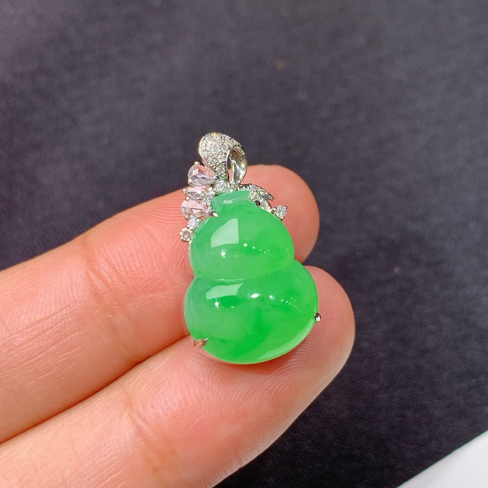 阳绿葫芦吊坠，18k金钻镶嵌，水润色阳，玉质细腻，Yt整体尺寸21.2*12.1*8.6