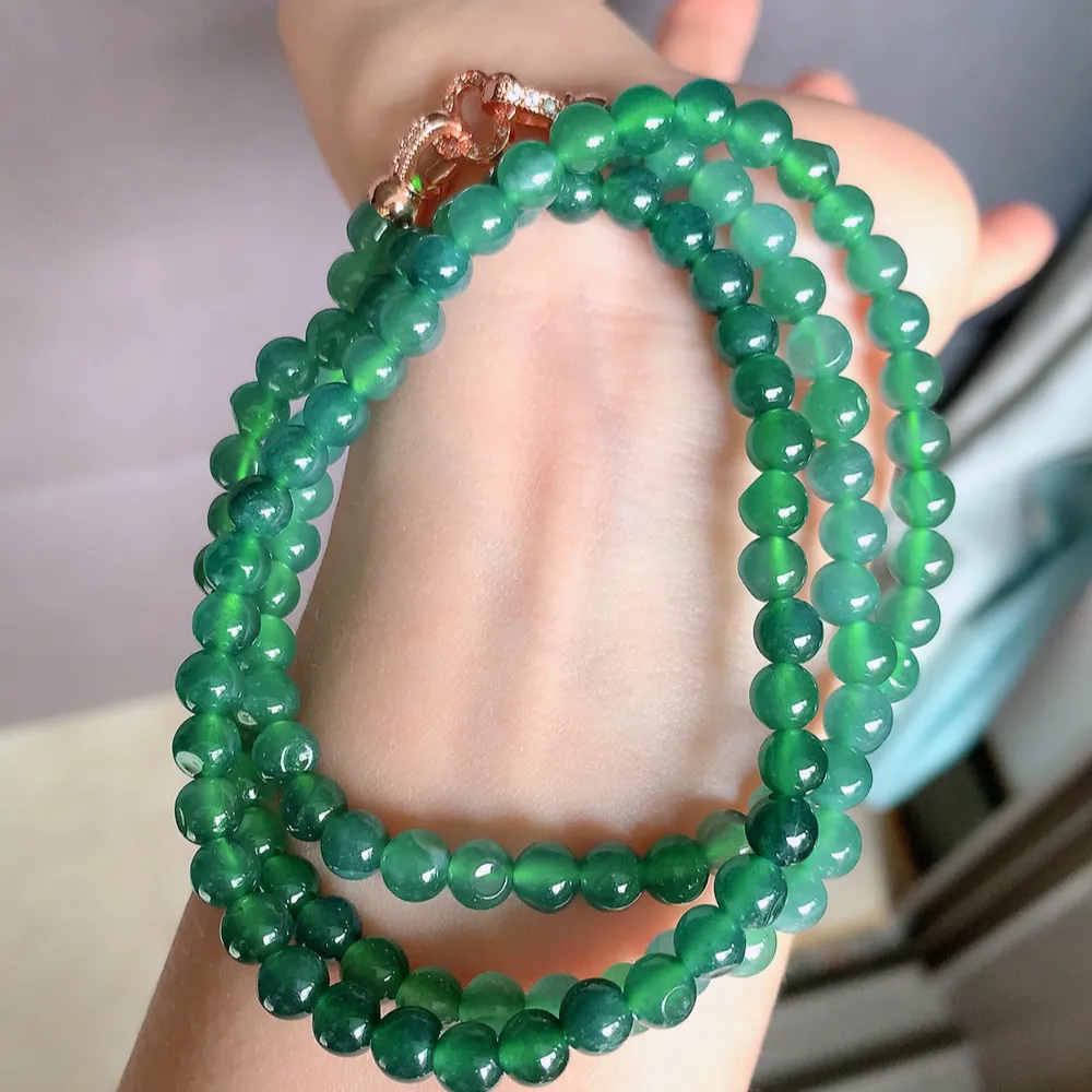 冰润翡翠圆珠项链，水水润润，珠圆玉润，颜色鲜艳，妙明清净，清秀高雅，佩戴效果优雅迷人！性价比超值 尺寸：5.6mm