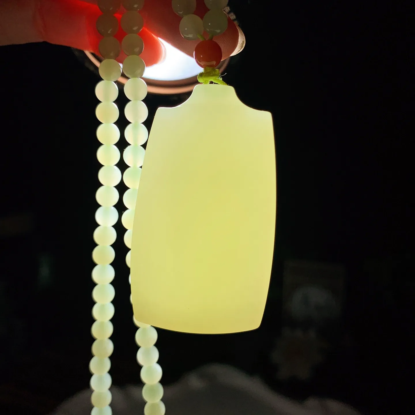 和田玉若羌黄玉口料平安无事牌子挂件。尺寸52/30/12重68克。玉质细腻油润。手推出油。佩戴高端典雅。lt260227