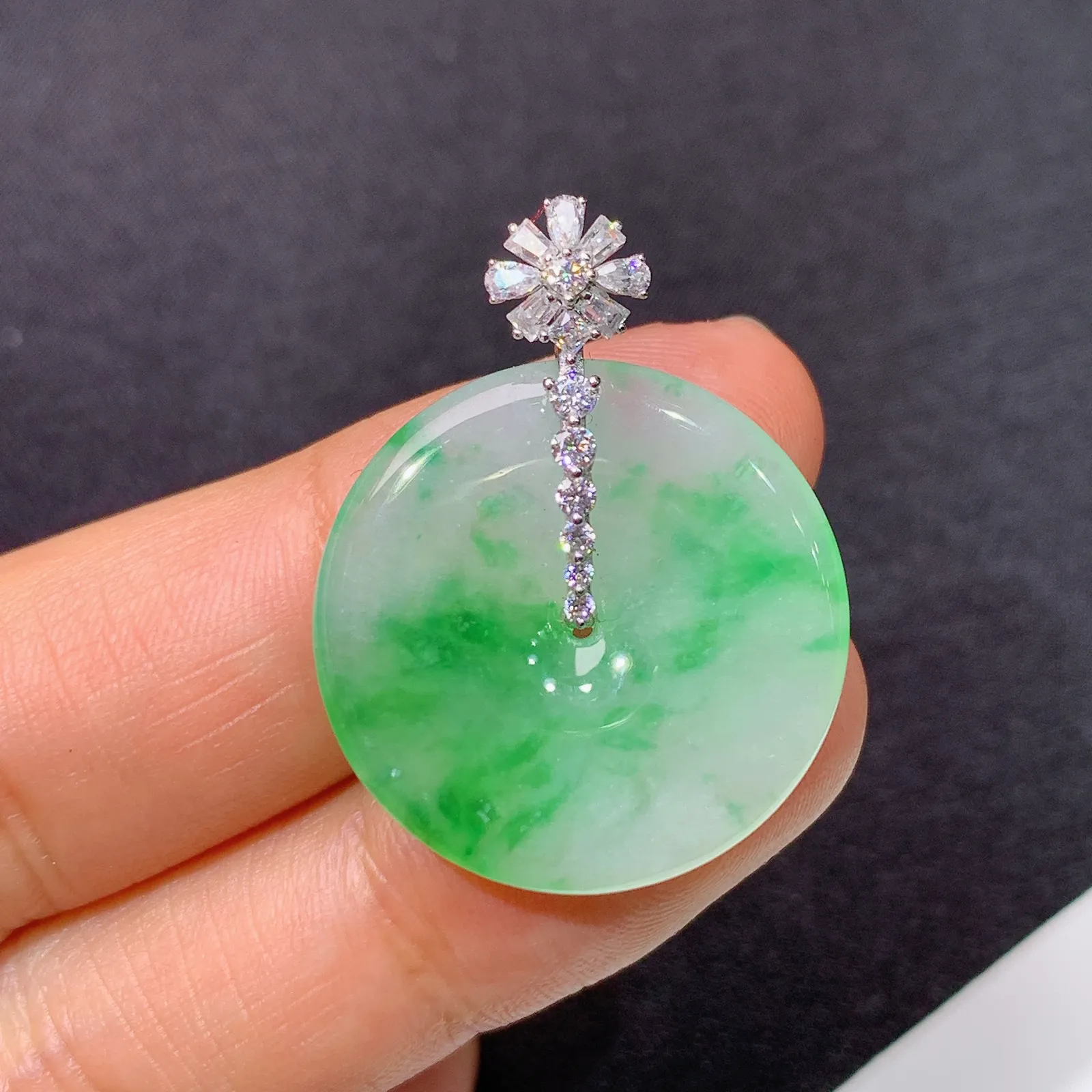 冰飘绿平安扣吊坠，18k金钻镶嵌，冰润色阳，玉质细腻，种水足 Sk整体尺寸29.8*23*3.6