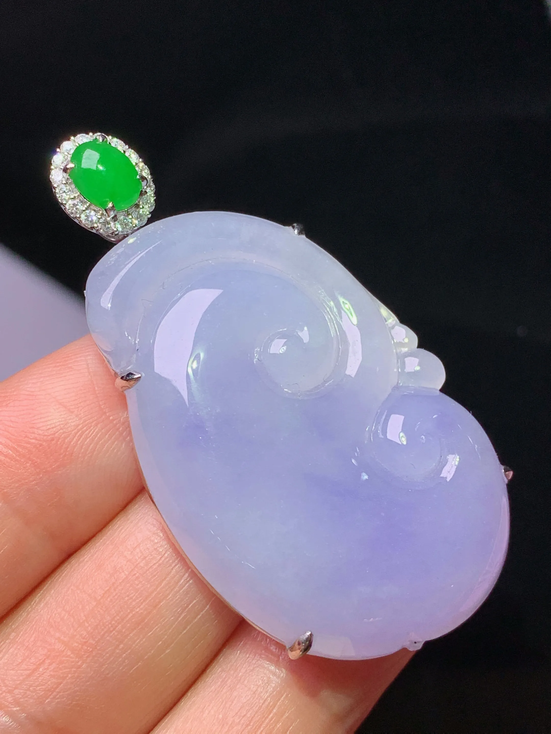 18k金钻镶嵌紫罗兰如意吊坠 玉质细腻 水润亮眼 整体尺寸49.6*27*8.5