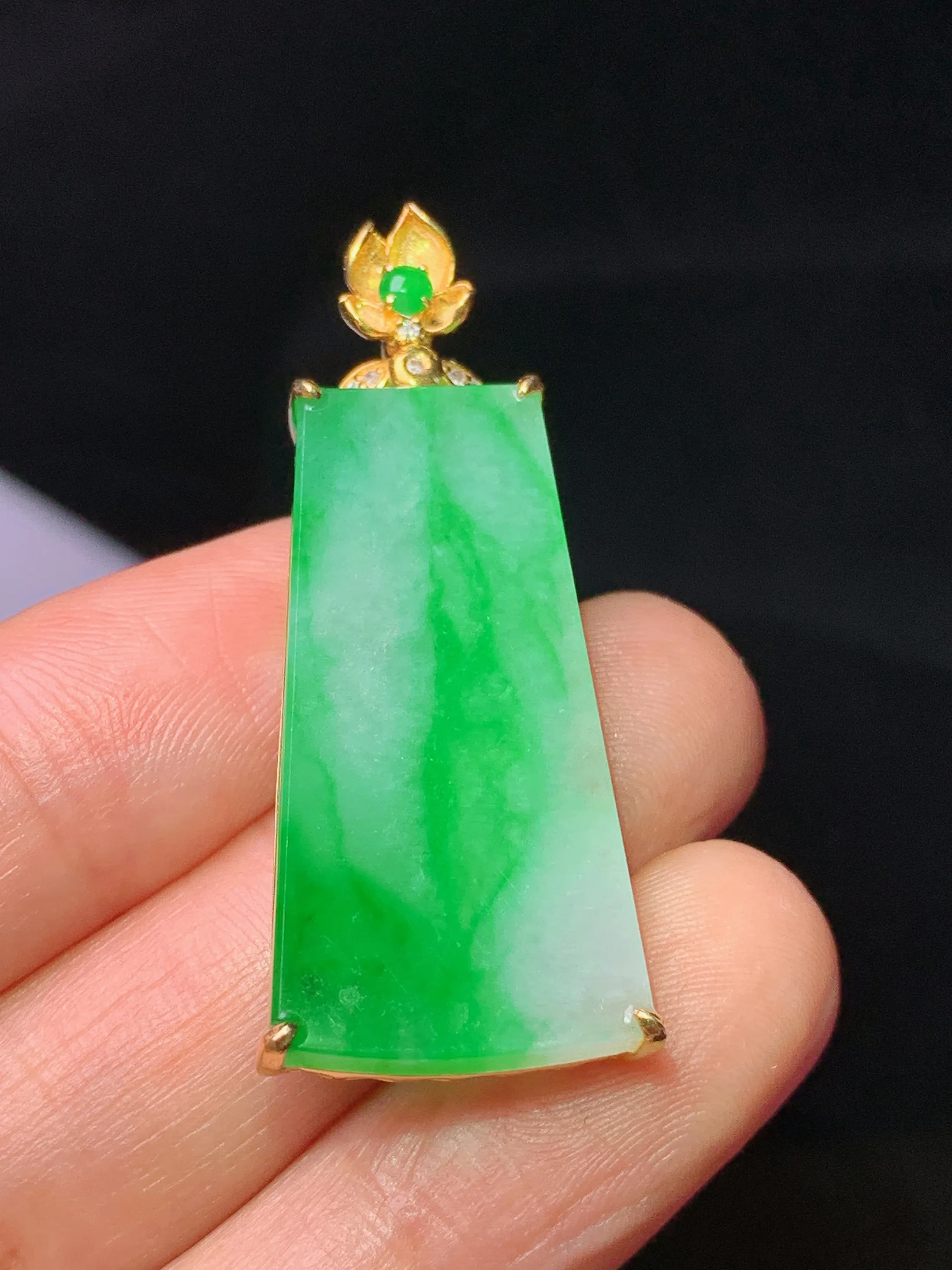 18k金钻镶嵌翠绿无事牌吊坠 玉质细腻 水润亮眼 整体尺寸41*14.8*5.5