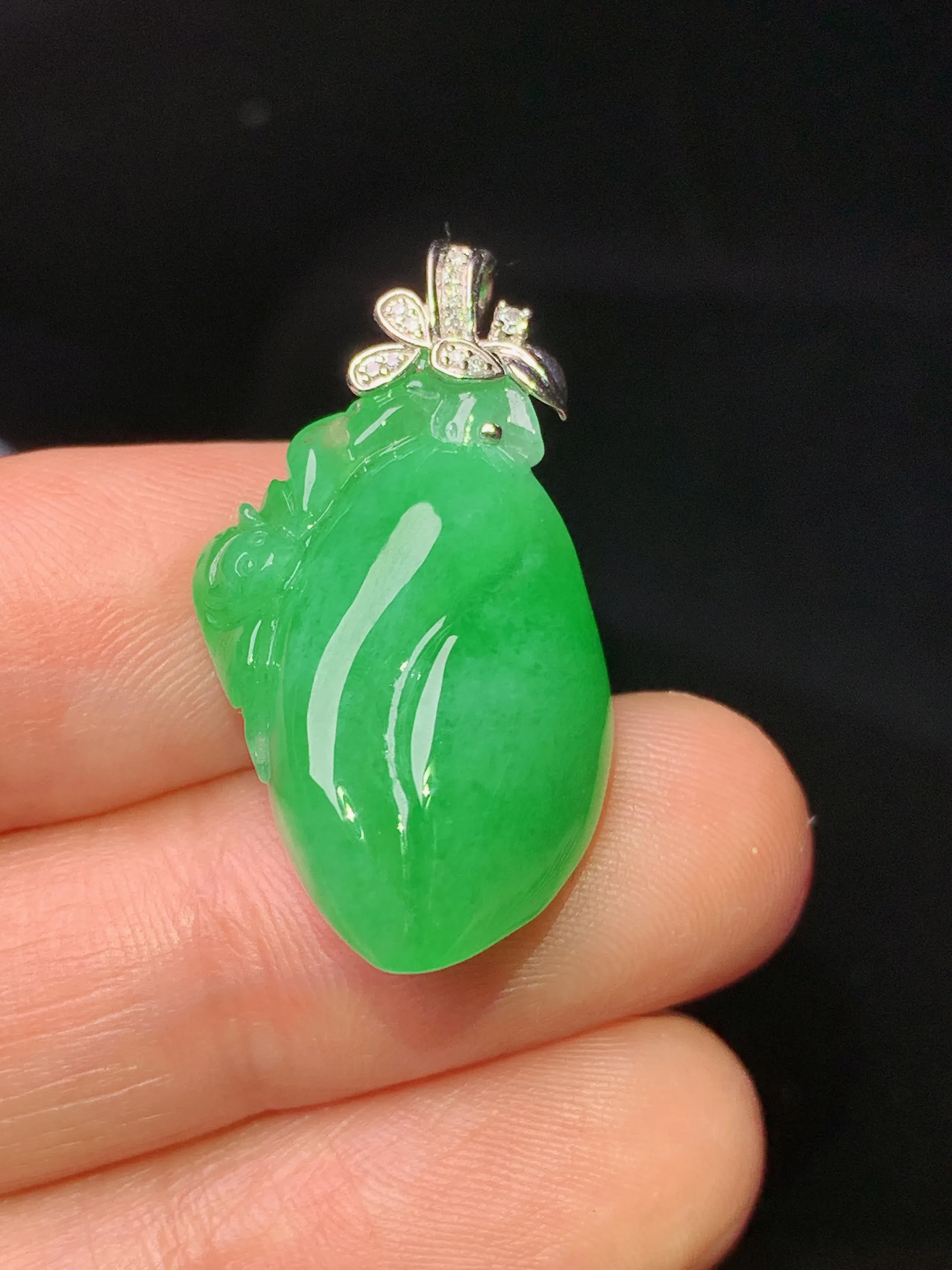 18k金钻镶嵌翠绿寿桃吊坠 玉质细腻 水润亮眼 整体尺寸29.5*15.5*10.6