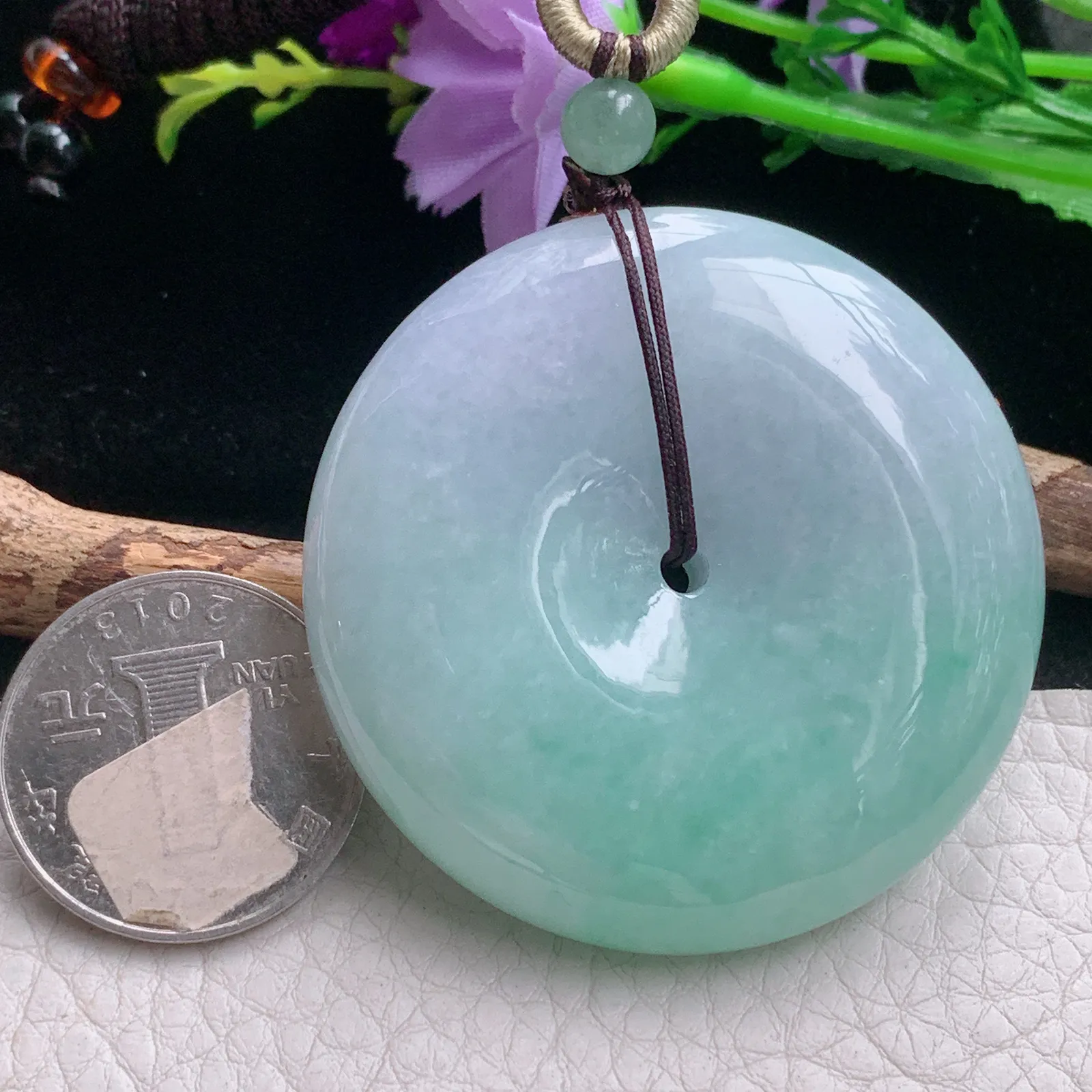 zen自然光49.8*12.3天然缅甸翡翠A货春带彩大平安扣 玉扣玉吊坠