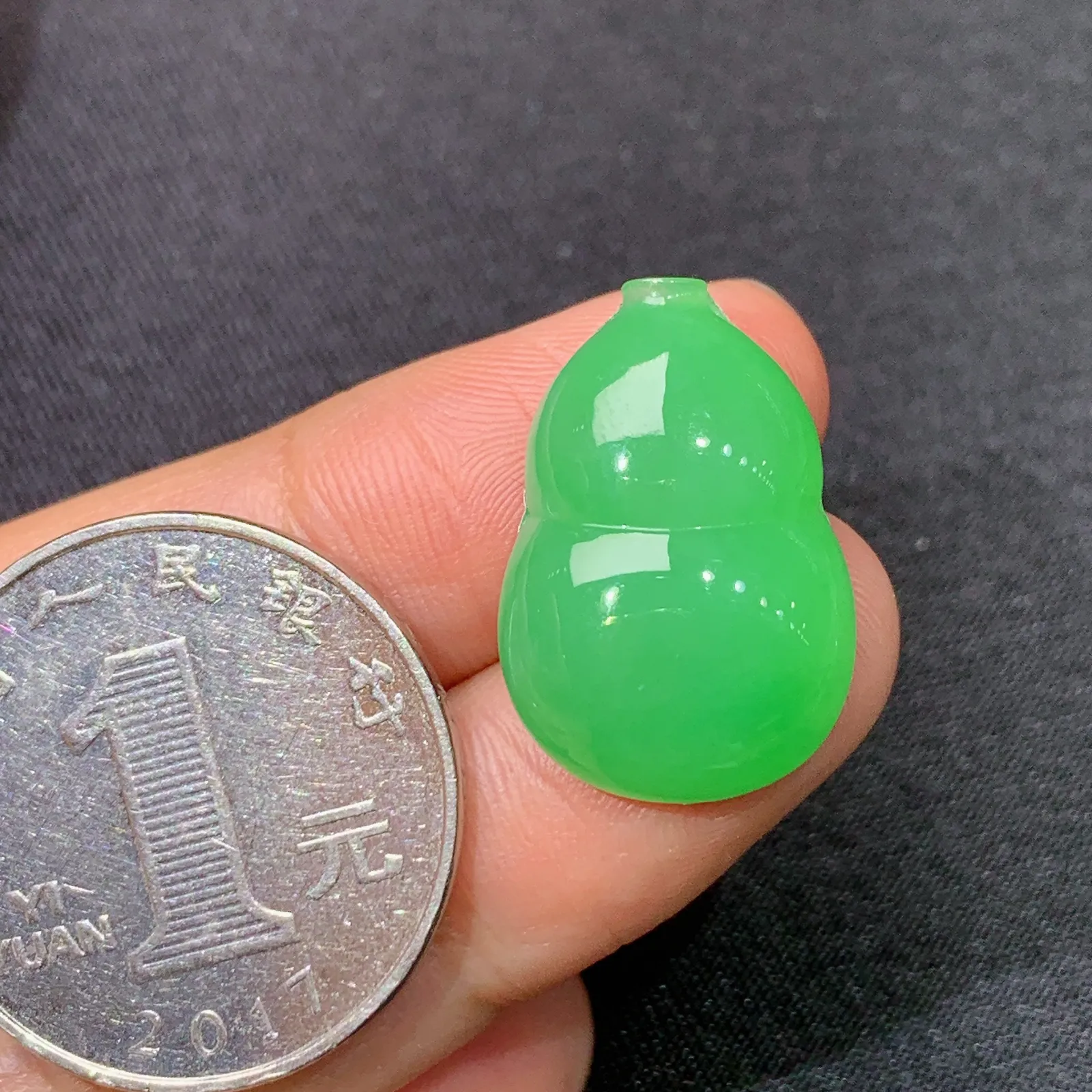 阳绿葫芦，镶嵌佳品，质地细腻，Ht整体尺寸21.7*14.6*6.2