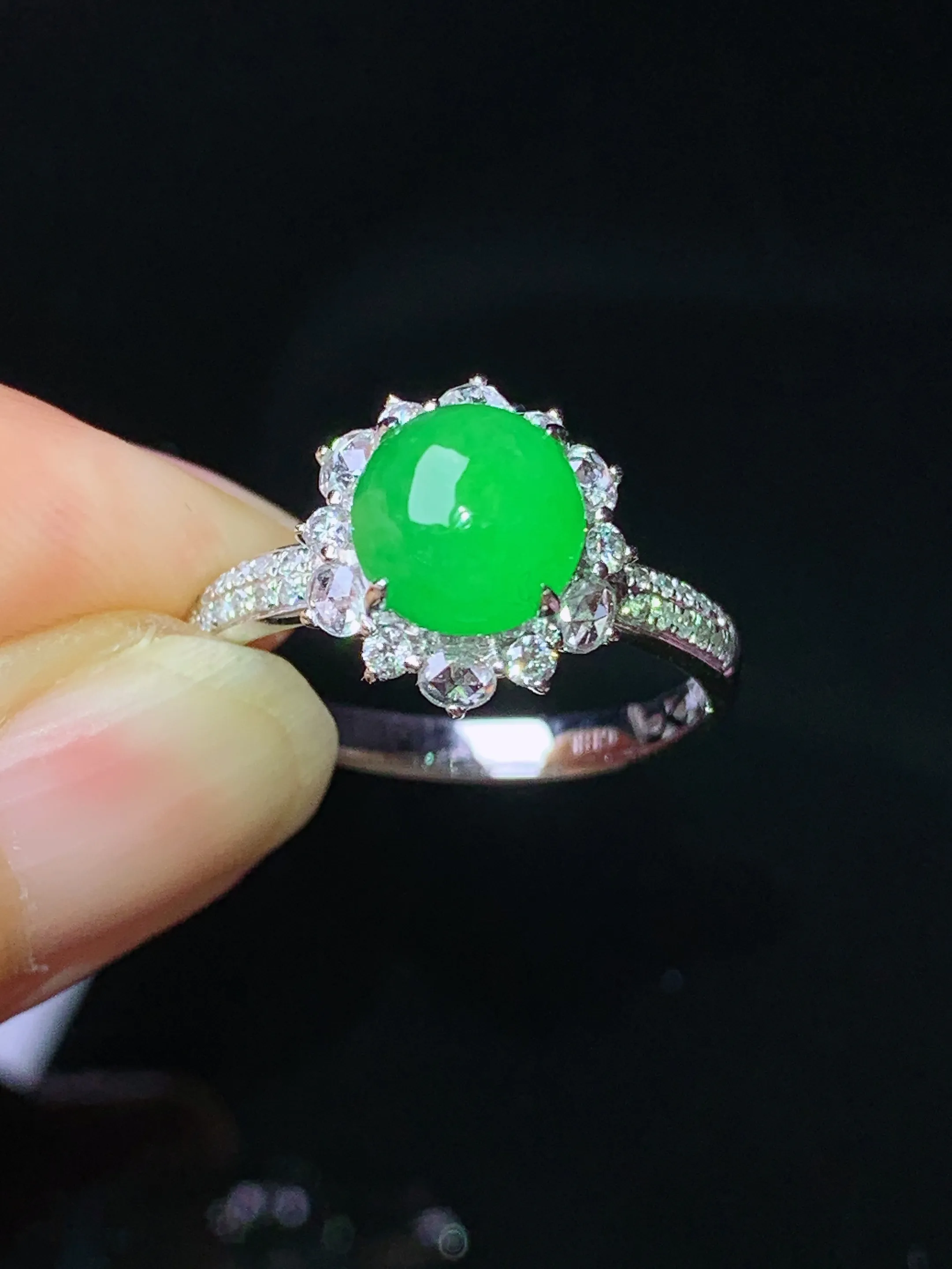 18k金钻镶嵌满绿蛋面戒指 玉质细腻 水润亮眼 圈口14.5 整体尺寸11.6*11*8.8