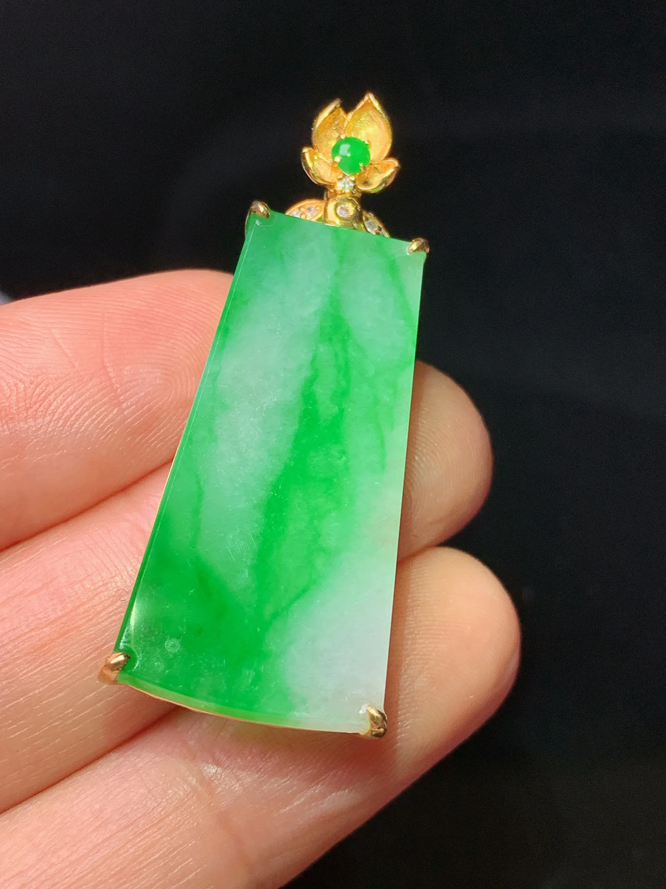 18k金钻镶嵌翠绿无事牌吊坠 玉质细腻 水润亮眼 整体尺寸41*14.8*5.5
