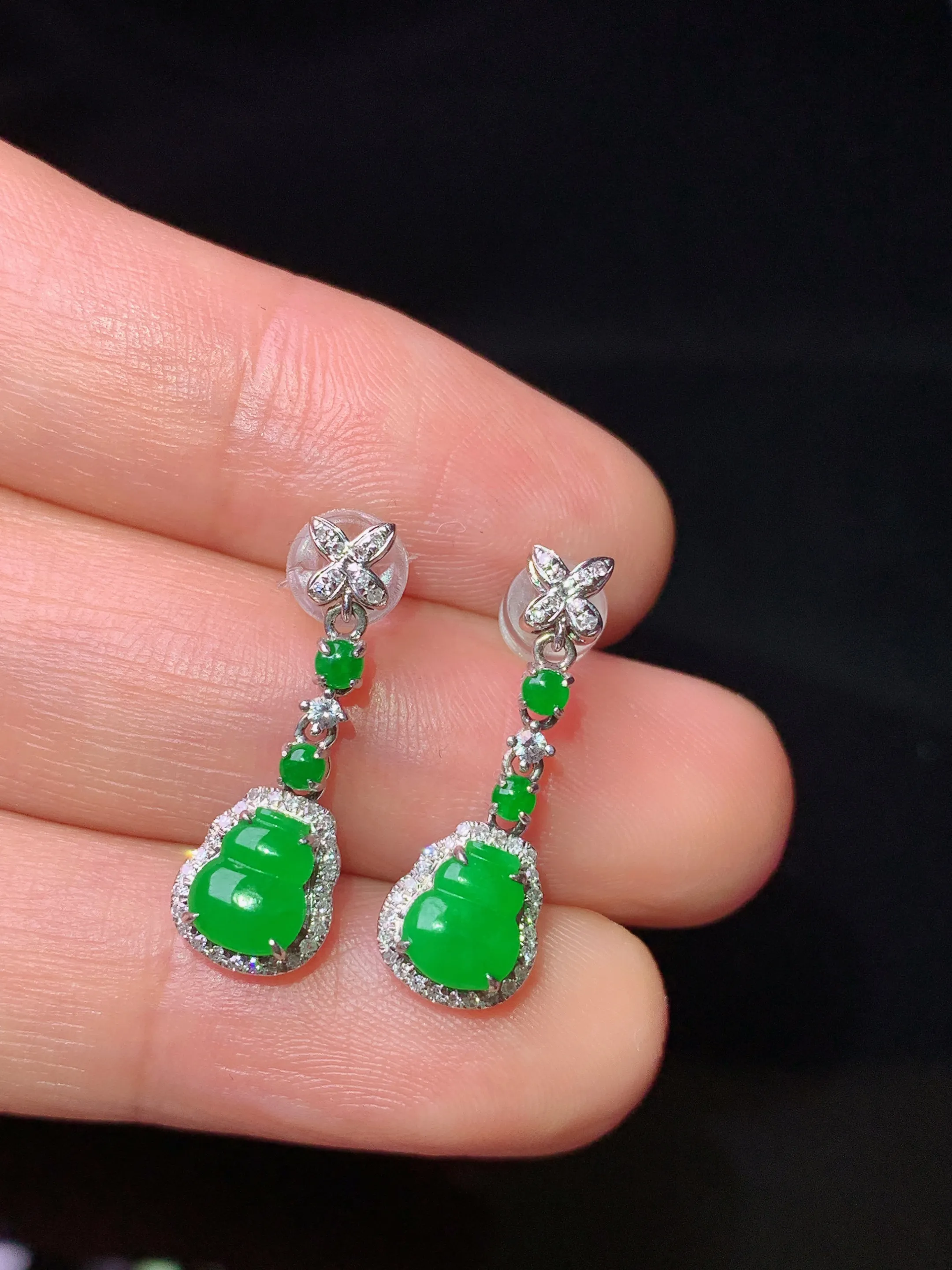 18k金钻镶嵌满绿葫芦耳坠 玉质细腻 水润亮眼 整体尺寸21.2*7.3*4.6